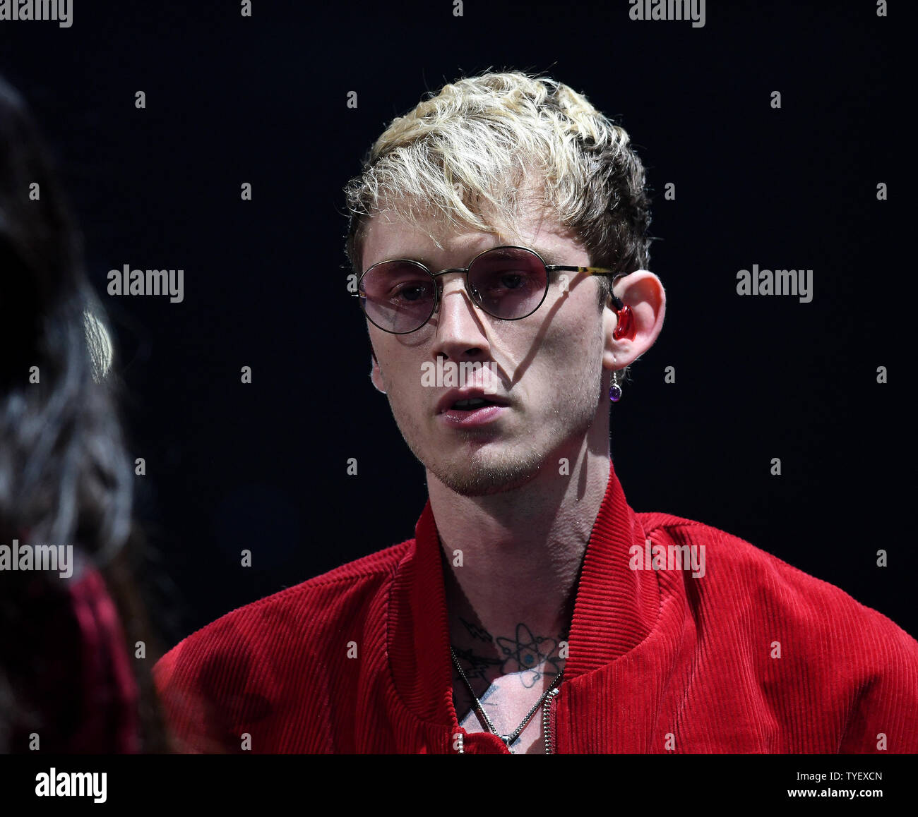 L'artiste d'enregistrement Machine Gun Kelly fonctionne à la Y100 JingleBall 2016 concert au BB&T Center le 18 décembre 2016 à Sunrise, en Floride. Photo par Gary JE Rothstein/UPI Banque D'Images