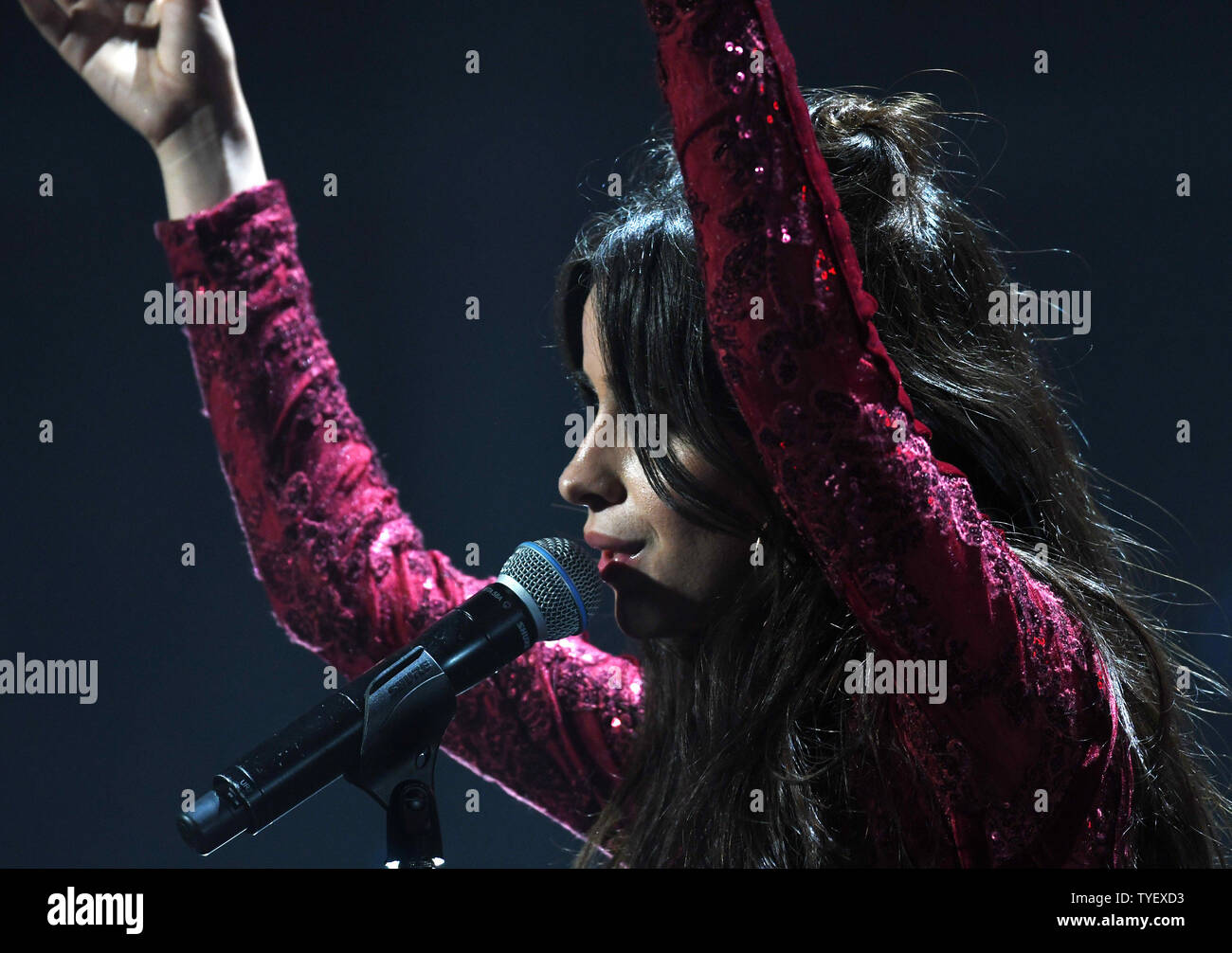 Camila artiste Cabello de cinquième harmonie quitte le groupe après leur performance et joué avec Machine Gun Kelly à la Y100 JingleBall 2016 concert au BB&T Center le 18 décembre 2016 à Sunrise, en Floride. Photo par Gary JE Rothstein/UPI Banque D'Images