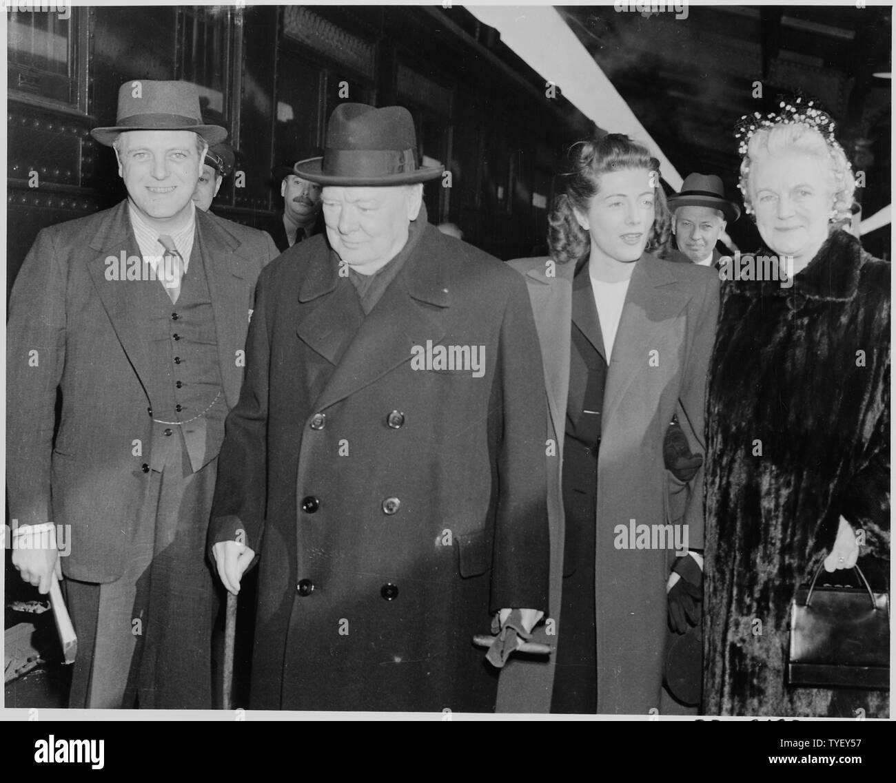 Photo de l'ancien Premier ministre britannique Winston Churchill peu après son arrivée aux États-Unis, avec des membres de sa famille. Banque D'Images