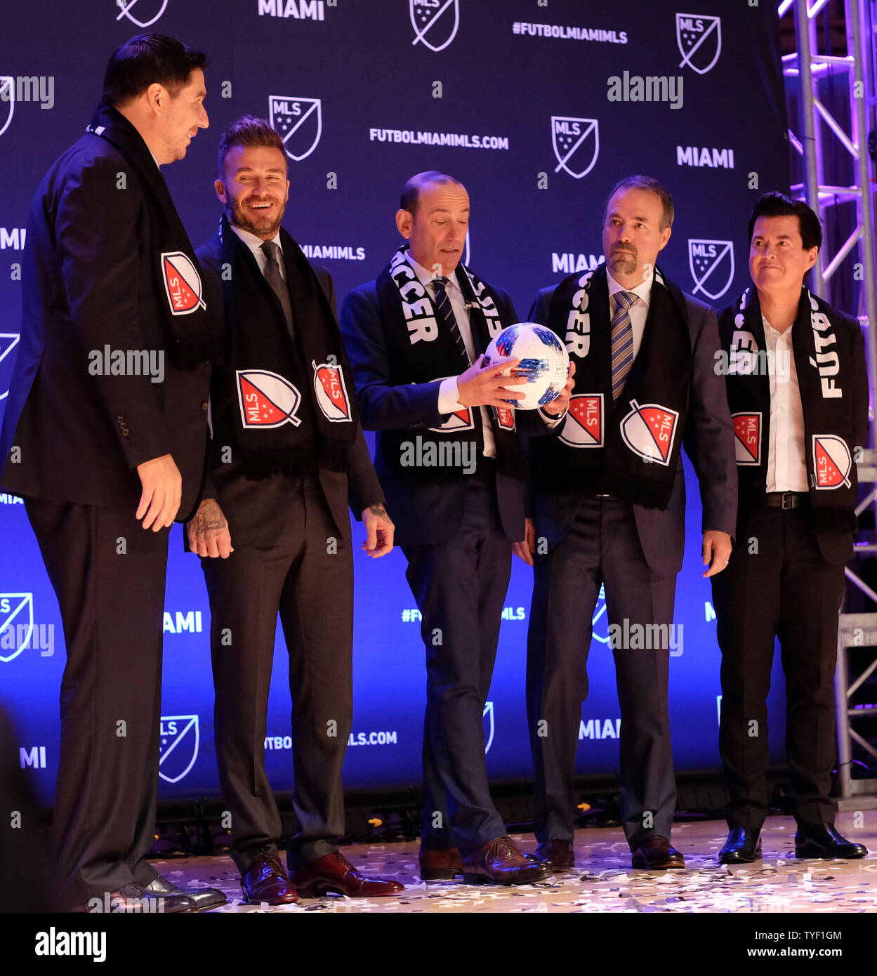 Les participants MLS (L-R) Marcelo Claure, David Beckham, ,Commissaire MLS  Don Garber, Jorge Mas,et Simon Fuller après le lancement officiel de la  nouvelle équipe de la Major League Soccer Miami. Au cours