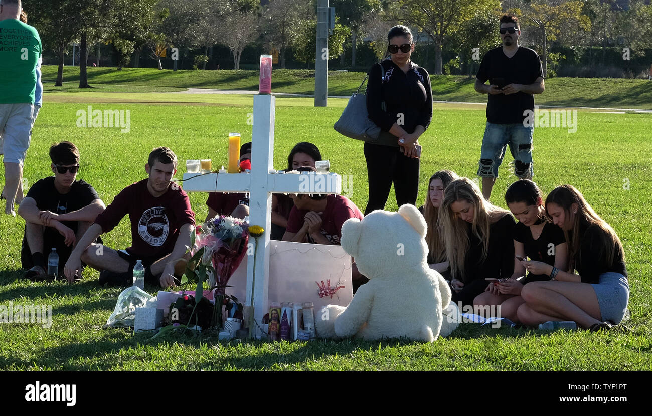 Les élèves passent par un changement de coach pour faire memorial Aaron feis qui ont pris plusieurs balles tout en protégeant les élèves de son alma mater, l'école secondaire Marjory Stoneman Douglas le 16 février 2018 à l'amphithéâtre d'un parc dans un parc, en Floride. Un ancien étudiant est en détention après qu'il ont tué 17 étudiants et enseignants. Photo par Gary Rothstein/UPI Banque D'Images