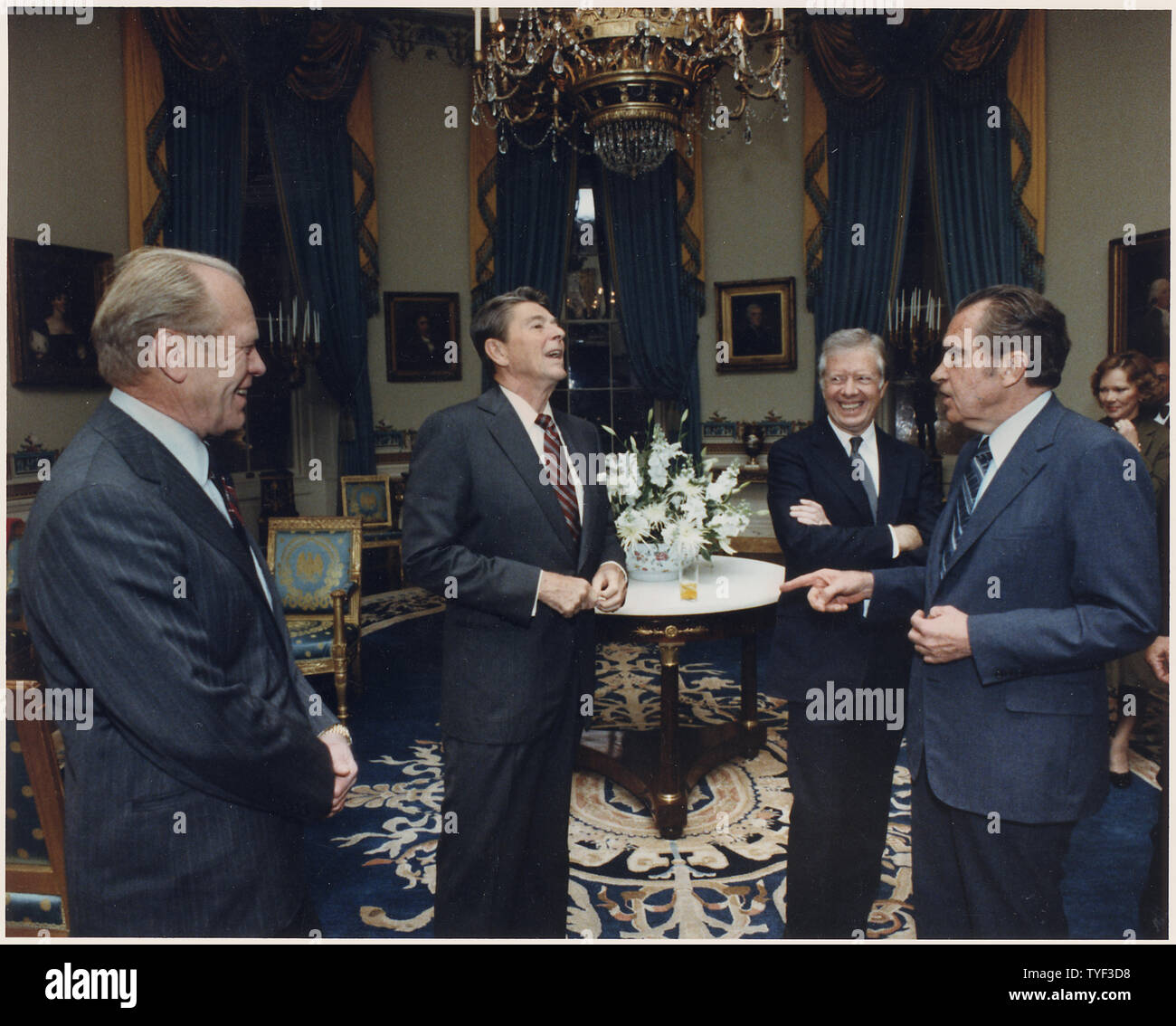 Photographie des quatre présidents (Reagan, Carter, Ford, Nixon) dans la salle bleue avant de partir pour l'Égypte et de l'Enterrement de Sadate Banque D'Images