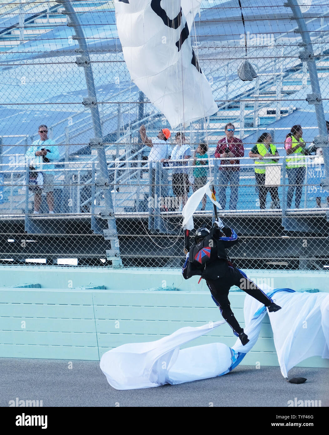 Un parachutiste de Homestead Air Reserve Base s'est emmêlée dans les prises, il clôture sur un tour quand le vent pendant le chant du ramasseur de Dieu bénisse l'Amérique et l'a poussé dans la clôture au début de la NASCAR Cup Series Championship' à Homestead-Miami Speedway à Homestead, Floride le 18 novembre 2018. Photo par Gary JE Rothstein/UPI Banque D'Images