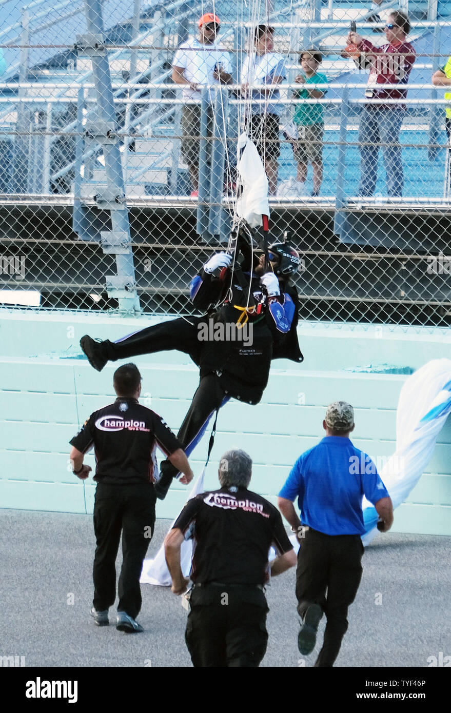 Un parachutiste de Homestead Air Reserve Base s'est emmêlée dans les prises, il clôture sur un tour quand le vent pendant le chant du ramasseur de Dieu bénisse l'Amérique et l'a poussé dans la clôture au début de la NASCAR Cup Series Championship' à Homestead-Miami Speedway à Homestead, Floride le 18 novembre 2018. Le parachutiste s'est échappé sans dommage. Photo par Gary JE Rothstein/UPI Banque D'Images