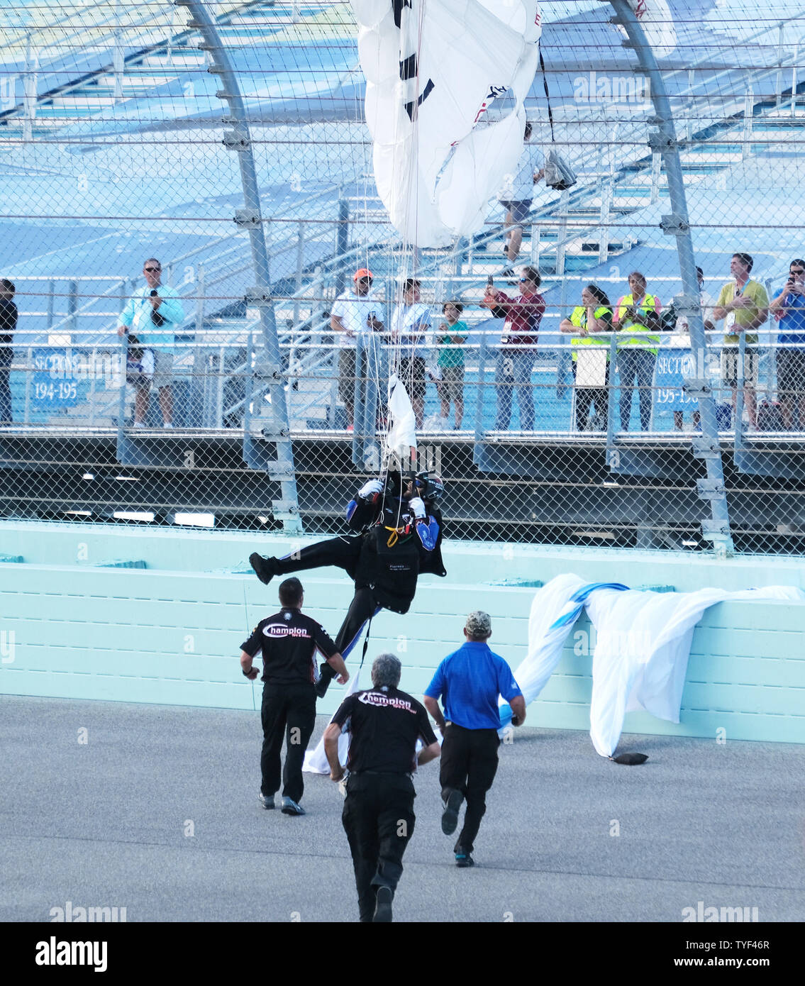 Un parachutiste de Homestead Air Reserve Base s'est emmêlée dans les prises, il clôture sur un tour quand le vent pendant le chant du ramasseur de Dieu bénisse l'Amérique et l'a poussé dans la clôture au début de la NASCAR Cup Series Championship' à Homestead-Miami Speedway à Homestead, Floride le 18 novembre 2018. Photo par Gary JE Rothstein/UPI Banque D'Images