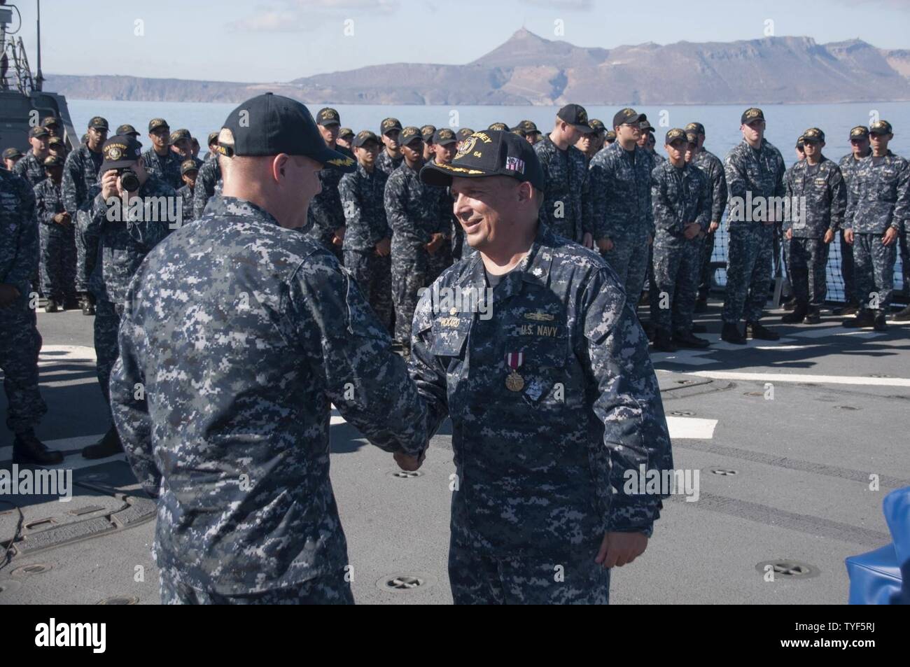 Mer (Nov 5, 2016) - Le Cmdr. Ken Pickard, droite, serre la main avec le Cmdr. Pete Halvorsen, commandant du USS Carney (DDG 64) après avoir été relevée lors de la cérémonie de passation de commandement à bord du USS Carney le 5 novembre 2016. Carney, une classe Arleigh Burke destroyer lance-missiles, l'avant-déployé à Rota, Espagne, effectue une patrouille de routine dans le domaine de la flotte des États-Unis 6e des opérations à l'appui des intérêts de sécurité nationale des États-Unis en Europe. Banque D'Images