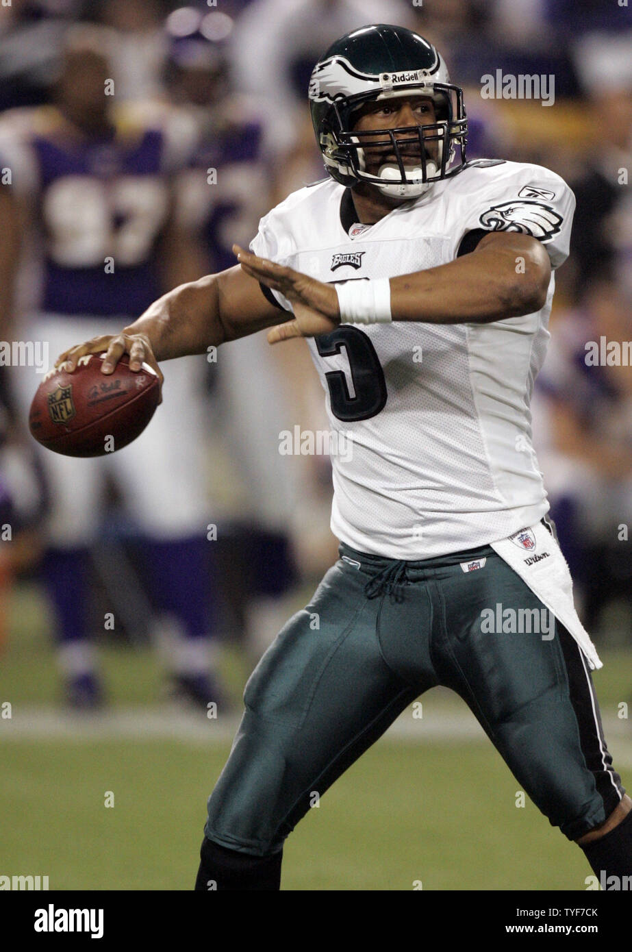 Philadelphia Eagles quarterback Donovan McNabb (5) revient à adopter contre les Vikings du Minnesota au cours du deuxième trimestre de leur jeu de cartes sauvages NFC au Metrodome de Minneapolis le 4 janvier 2009. McNabb avait 300 mètres passant dans les aigles 26-14 victoire contre les Vikings. (UPI Photo/Mark Cowan) Banque D'Images