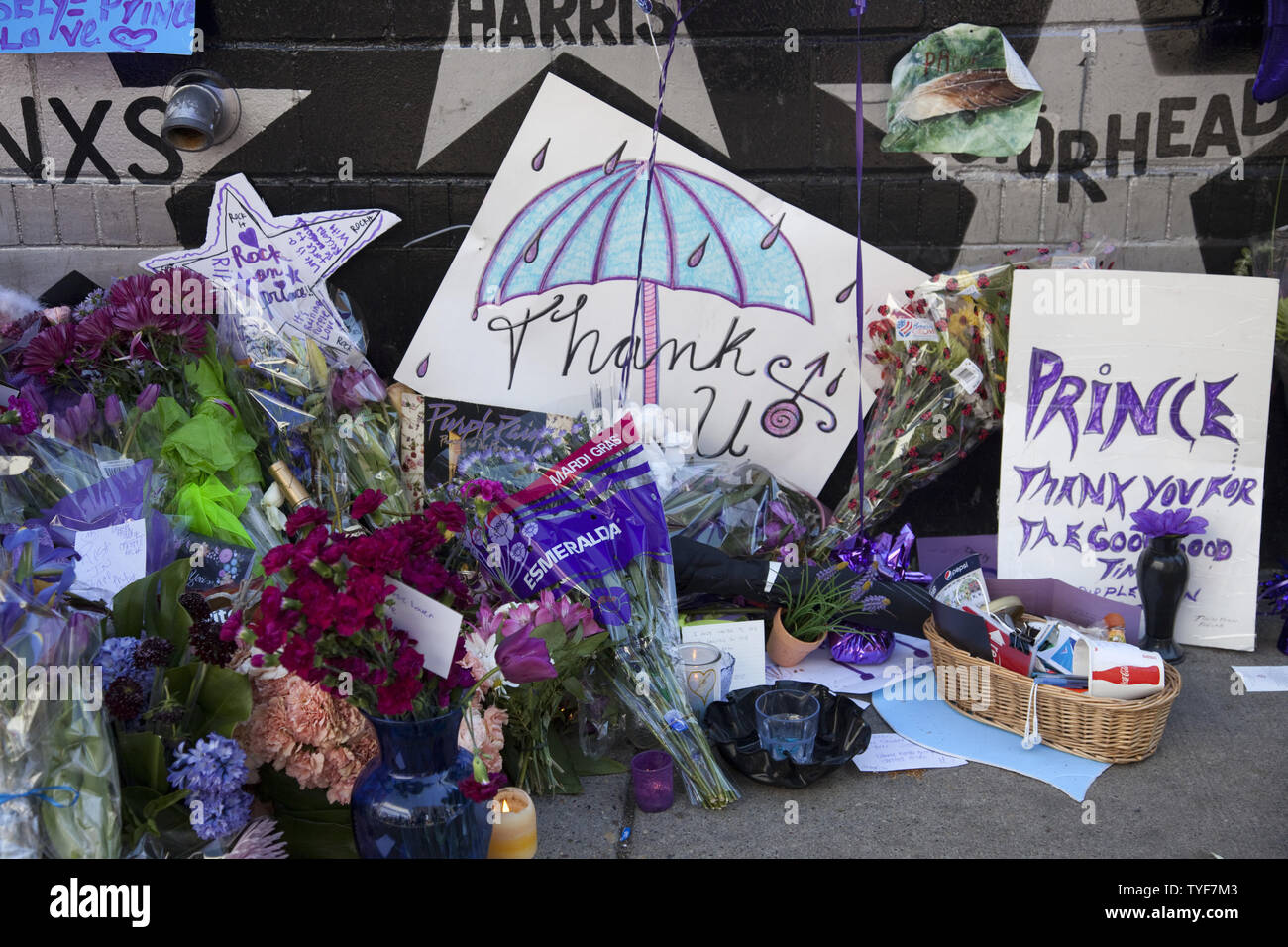 Fans venus rendre hommage à Prince (né Prince Rogers Nelson) à l'extérieur de la boîte de nuit, Première Avenue, où l'un pourpre a débuté sa carrière le 22 avril 2016 à Minneapolis, Minnesota. Le Prince est mort le 21 avril, à l'âge de 57 ans. Photo par Marilyn Indahl/UPI Banque D'Images