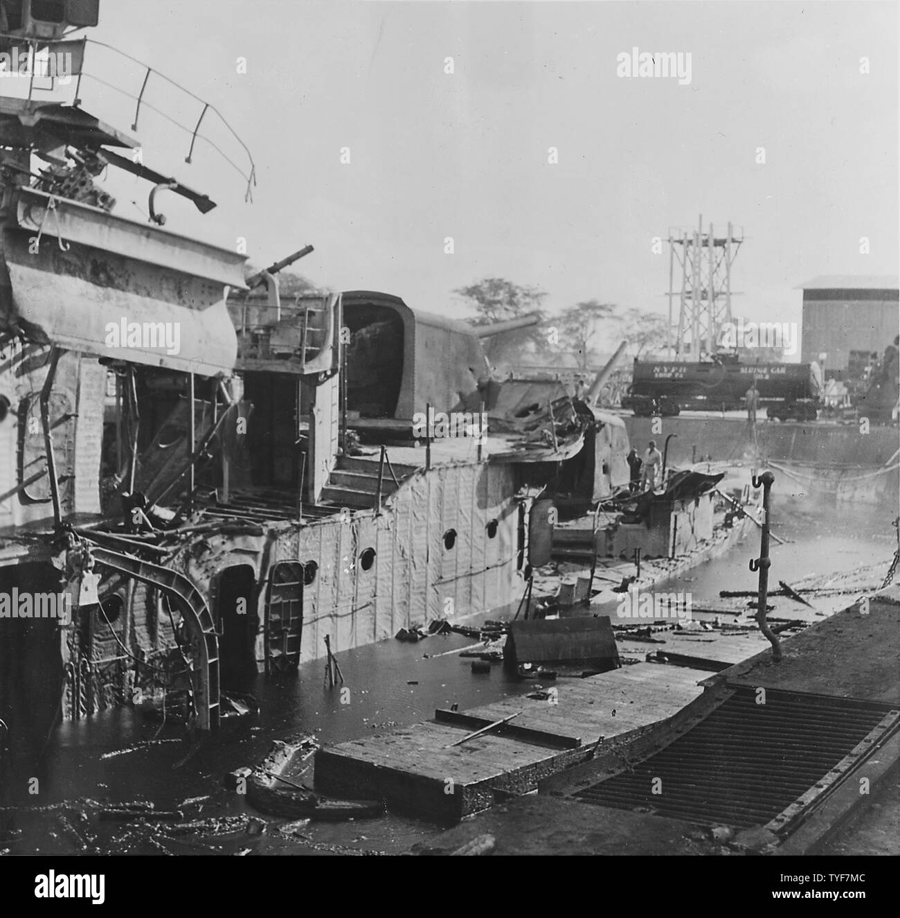 Photo de l'épave de l'USS Downes, frappé par les bombes lors de l'attaque sur Pearl Harbor - NARA - 306547 - portrait Banque D'Images