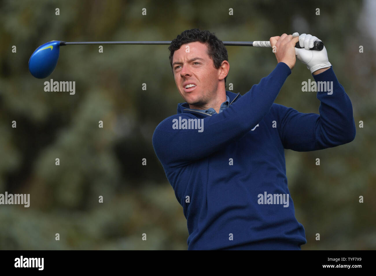 Membre de l'équipe européenne Rory McIlroy regarde son tir de la 12e tee pendant jour 1 de la Ryder Cup 2016 à Hazeltine National Golf Club à Chaska, Minnesota le 30 septembre 2016. Photo par Kevin Dietsch/UPI Banque D'Images