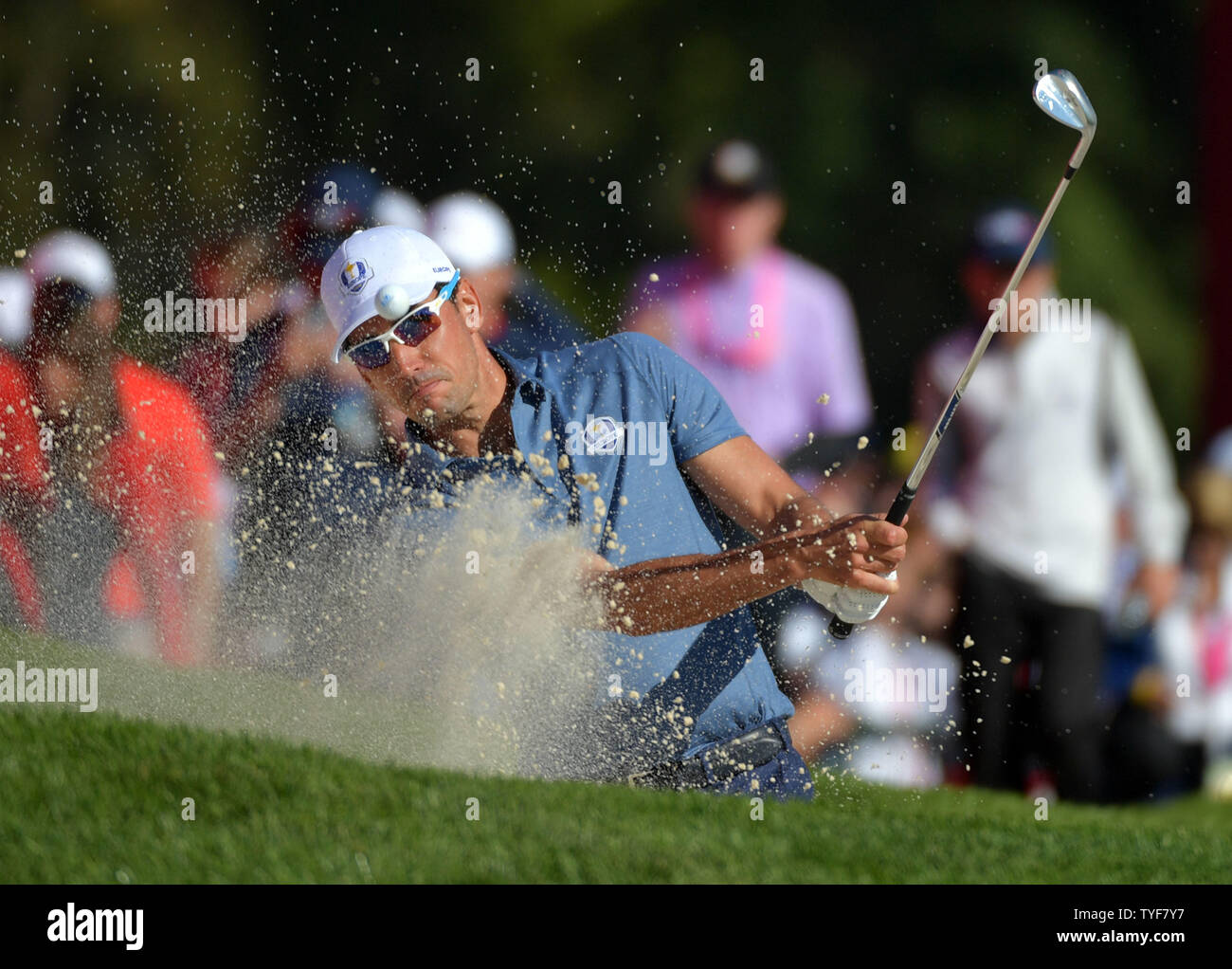 Membre de l'équipe européenne hits Henrik Stenson hors d'un bunker sur la 9e fairway au cours de la 1re journée de la Ryder Cup 2016 à Hazeltine National Golf Club à Chaska, Minnesota le 30 septembre 2016. Photo par Kevin Dietsch/UPI Banque D'Images