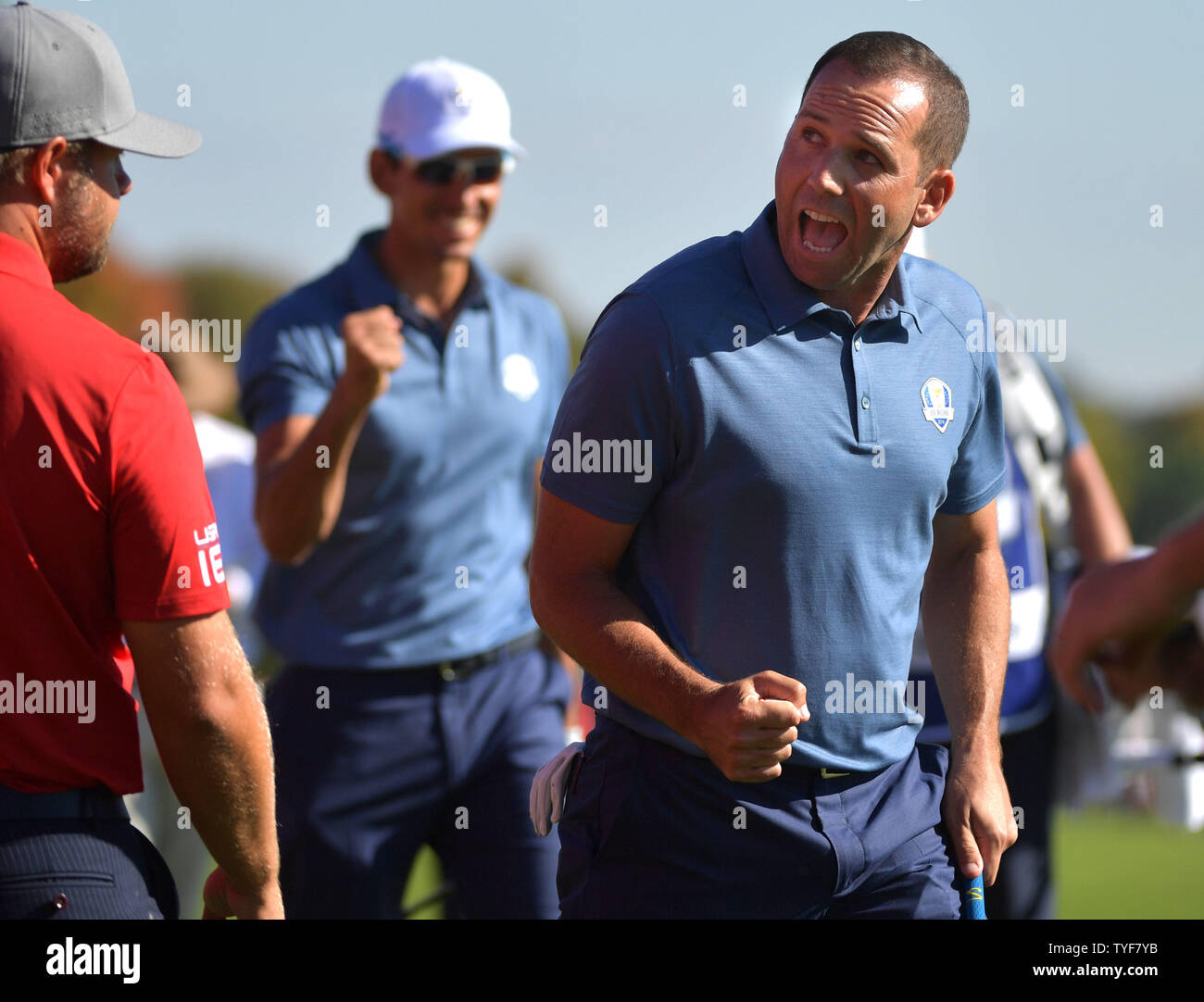 Membre de l'équipe européenne Sergio Garcia célèbre après le 9 puces dans une voie d'accès au cours de la 1re journée de la Ryder Cup 2016 à Hazeltine National Golf Club à Chaska, Minnesota le 30 septembre 2016. Photo par Kevin Dietsch/UPI Banque D'Images