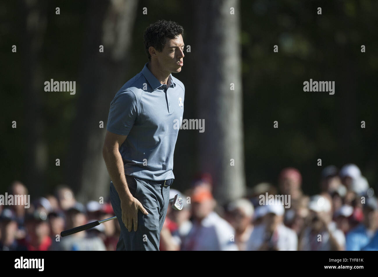 Membre de l'équipe européenne Rory McIlroy réagit après avoir raté un putt sur le 4e vert pendant le jour 3 de la Ryder Cup 2016 à Hazeltine National Golf Club à Chaska, Minnesota le 2 octobre 2016. Photo par Kevin Dietsch/UPI Banque D'Images