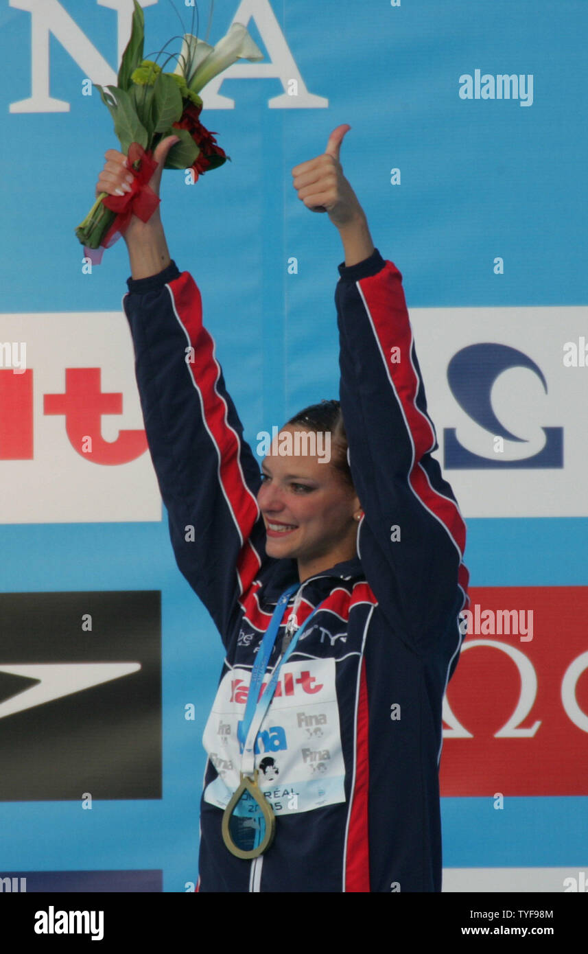 La nageuse française Virginie Dedieu célèbre sa victoire après son solo final programme libre dans la natation synchronisée finale au XI CHAMPIONNATS DU MONDE FINA à Montréal, Canada le 21 juillet 2005. Des dizaines de sept gagné Dedieu 10.0 idéal pour gagner le concours solo avec un total de 99,667 points. (Photo d'UPI / Grace Chiu) Banque D'Images