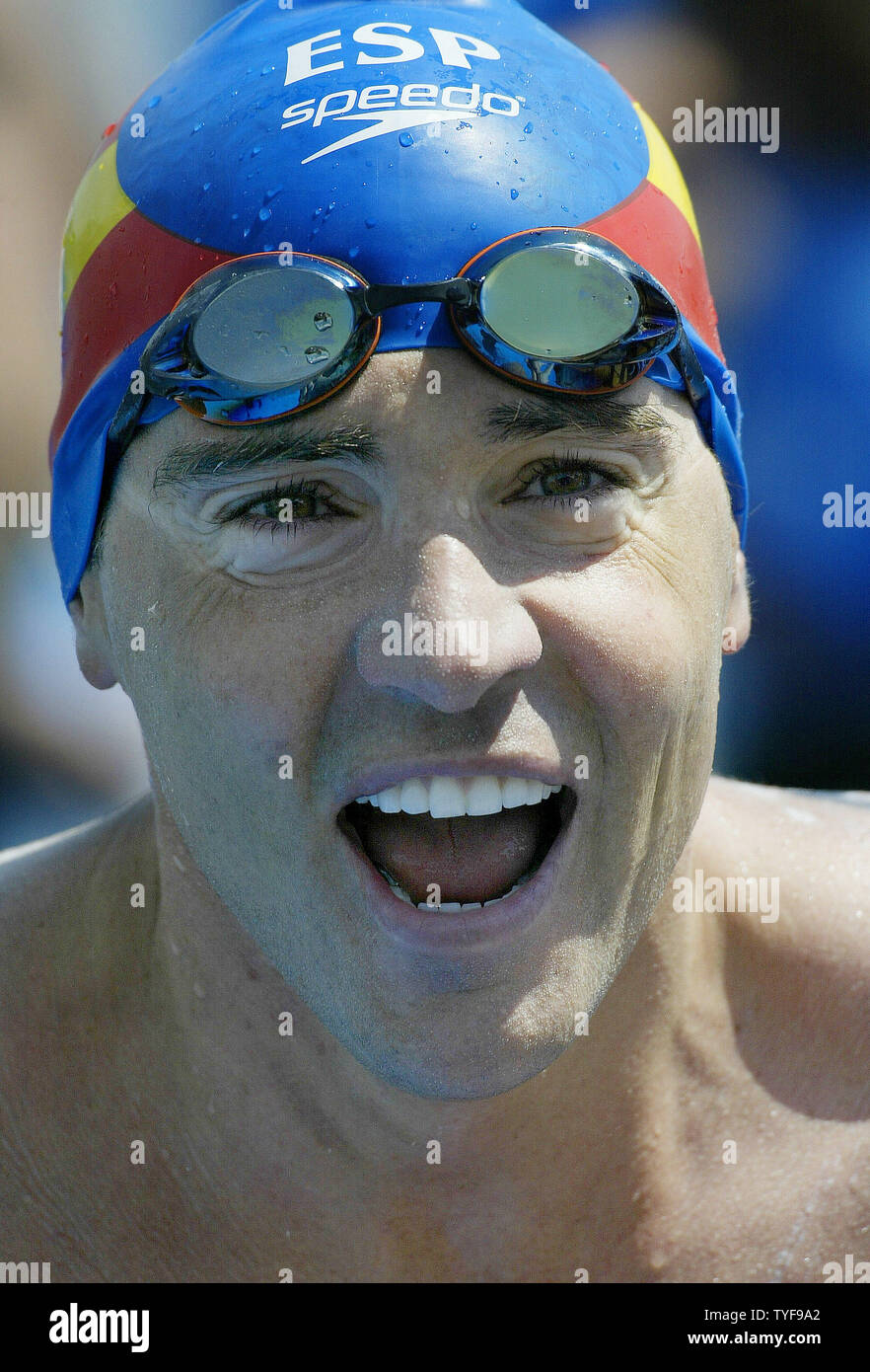 Nageuse de fond espagnol David Meca réalise sa victoire alors qu'il vérifie le classement après les 25 km de course en eau libre dans le bassin de l'Île Sainte-Hélène à l'XI CHAMPIONNATS DU MONDE FINA à Montréal, Canada le 23 juillet 2005. Meca a remporté la course en 5:00:21,4 heures. (Photo d'UPI / Grace Chiu) Banque D'Images