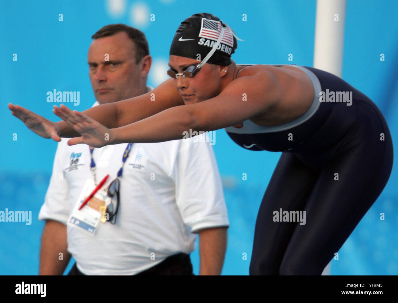 Kaitlin Sandeno nageur américain prévoit le tag sur le mur par son coéquipier Whitney Myers pour ancrer le 4x200 mètres nage libre Relais course finale au XI CHAMPIONNATS DU MONDE FINA à Montréal, Canada le 28 juillet 2005. Sandeno a adopté la menant australiens dans le final pour donner à l'équipe américaine la médaille d'or aux championnats du monde dans un temps record de 7:53,70 minutes. (Photo d'UPI / Grace Chiu) Banque D'Images