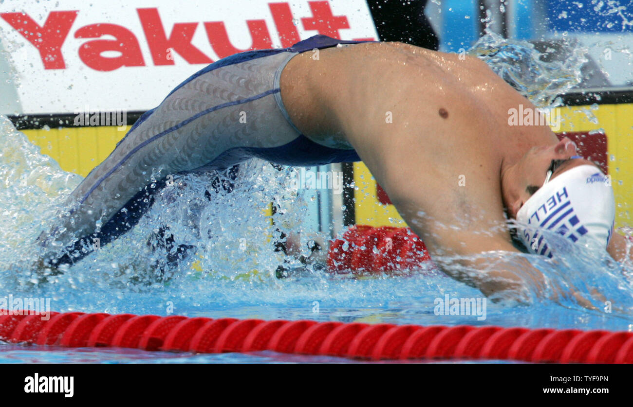 Le dernier jour de compétition, le nageur grec Aristeidis Grigoriadis lance pour le début de la Men's 50 mètres dos course finale au XI CHAMPIONNATS DU MONDE FINA à Montréal, Canada le 31 juillet 2005. Grigoriadis, 20 ans, de Thesaloniki, a gagné la médaille d'or avec un meilleur temps personnel de 24.95 secondes. (Photo d'UPI / Grace Chiu) Banque D'Images