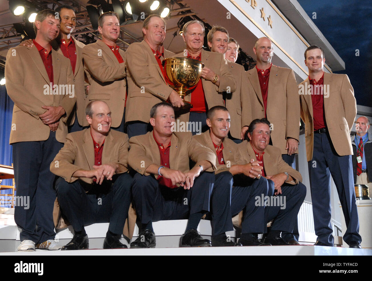 L'équipe américaine pose avec la Coupe des Présidents le après avoir battu l'équipe internationale de 19,5 à 14,5 au Royal Montreal Golf Club à Montréal le 30 septembre 2007. (UPI Photo/Kevin Dietsch) Banque D'Images