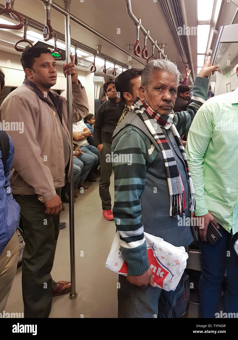 Les personnes voyageant en métro de Delhi à New Delhi Inde Banque D'Images