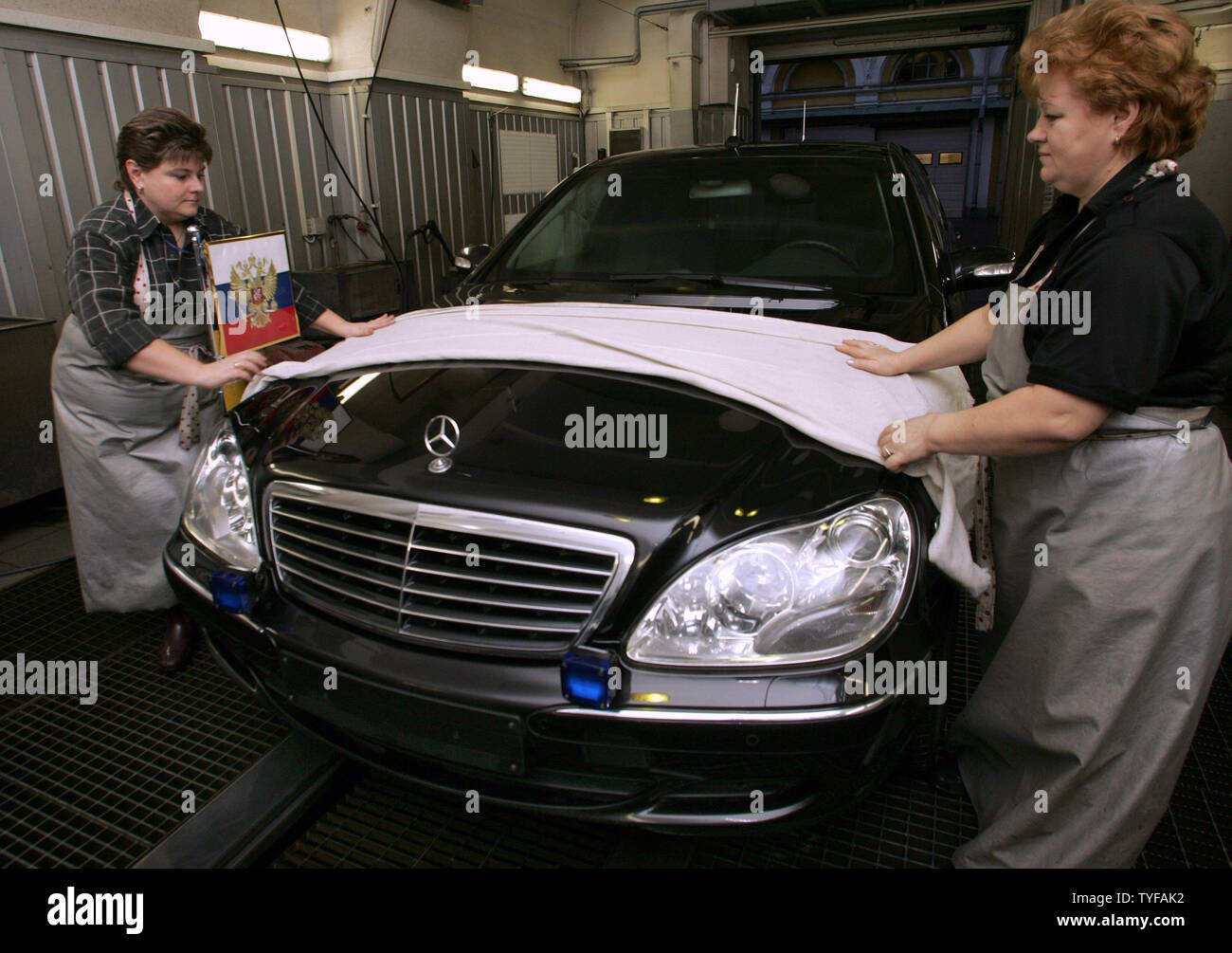 Les femmes sécher et polir le président russe Poutine's armored Mercedes S600 au garage non gouvernementales au Kremlin, à Moscou le 20 janvier 2006. Ce garage a été créé il y a 85 ans sur une base de la maison du cheval du Tsar de Russie. (Photo d'UPI/Anatoli Zhdanov) Banque D'Images