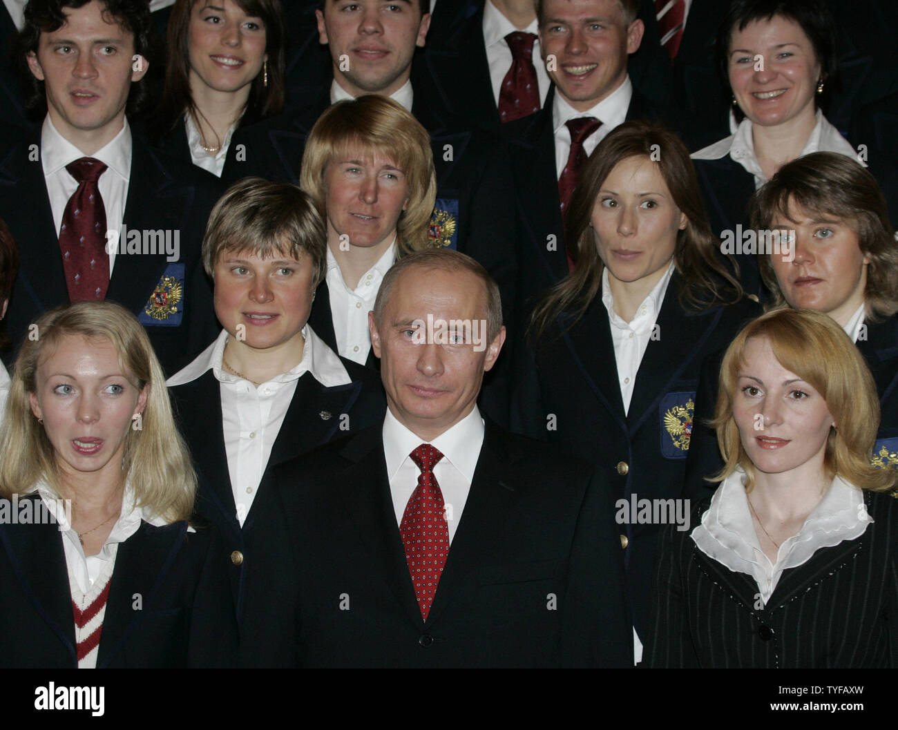 Le président russe Vladimir Poutine pose avec les membres de l'équipe