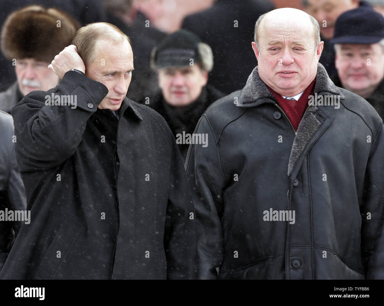 Le président russe Vladimir Poutine (G) s'entretient avec le premier ministre, Mikhaïl Fradkov comme il se réchauffe son oreille au cours d'une cérémonie de dépôt de gerbes pour marquer le défenseur de la patrie journée à la Tombe du Soldat inconnu à l'extérieur du Kremlin à Moscou le 23 février 2007. (Photo d'UPI/Anatoli Zhdanov) Banque D'Images