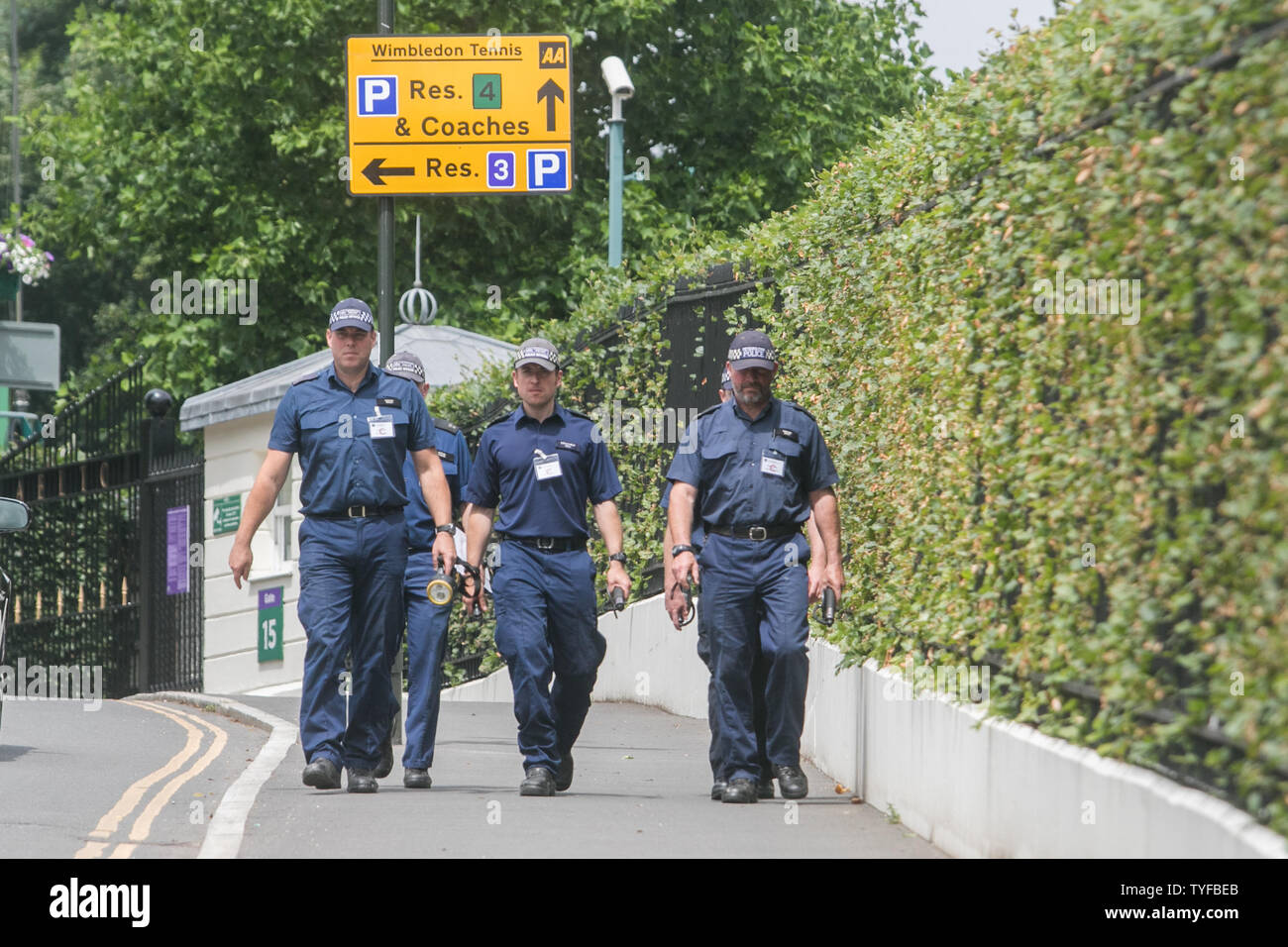 Wimbledon, Londres. UK . 26 juin 2019. La conduite de la police les contrôles de sécurité à l'extérieur de la base de profils TÊTES) (All England Lawn Tennis Club, cette année, le tournoi qui commence le 1er juillet va voir une augmentation des mesures de sécurité. Credit : amer ghazzal/Alamy Live News Banque D'Images