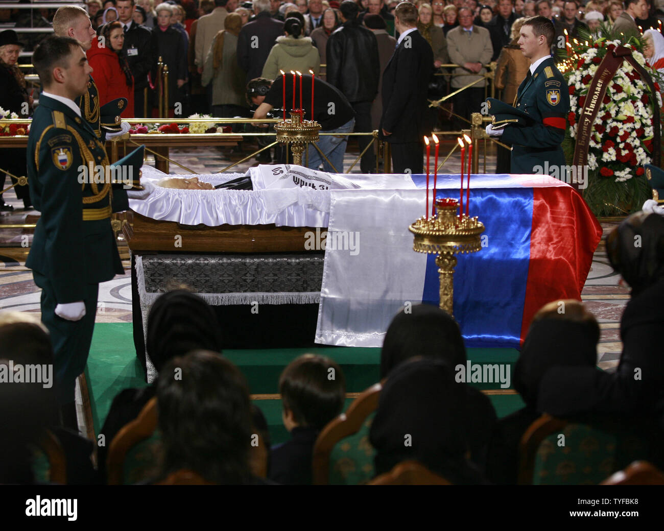 De Quoi Est Mort Boris Eltsine The body of former Russian President Boris Yeltsin lies in state in the  Christ the Saviour Cathedral in Moscow April 25, 2007. Russia will bury  Yeltsin on Wednesday and observe a day