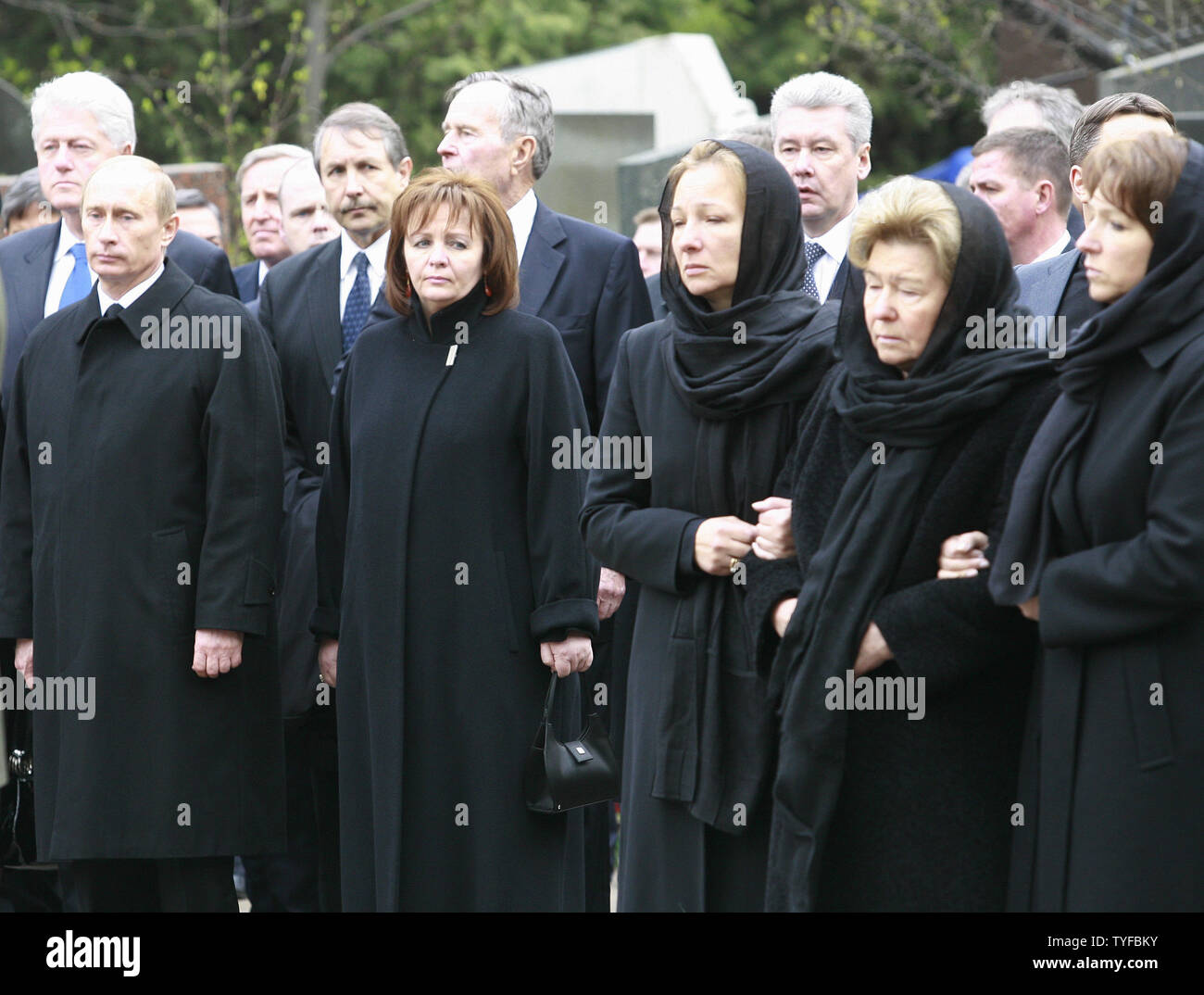 De R À L Les membres de la famille de l'ancien président russe Boris Eltsine, fille Tatiana, la veuve de Naina et sa fille Yelena le deuil en le président russe Vladimir Poutine (G) avec son épouse Ludmila assister aux funérailles d'Eltsine au cimetière Novodievitchi à Moscou le 25 avril 2007. (Photo d'UPI/Anatoli Zhdanov) Banque D'Images