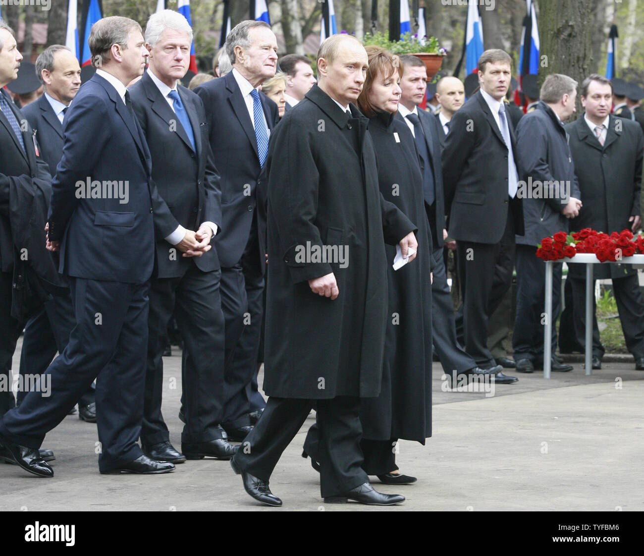Le président russe Vladimir Poutine (C) avec son épouse Ludmila, l'ex-Présidents Bill Clinton (L) et George H. W. Bush ainsi que des dignitaires et membres de la famille de Boris Eltsine, assister aux funérailles du premier président russe au cimetière Novodievitchi à Moscou le 25 avril 2007. (Photo d'UPI/Anatoli Zhdanov) Banque D'Images
