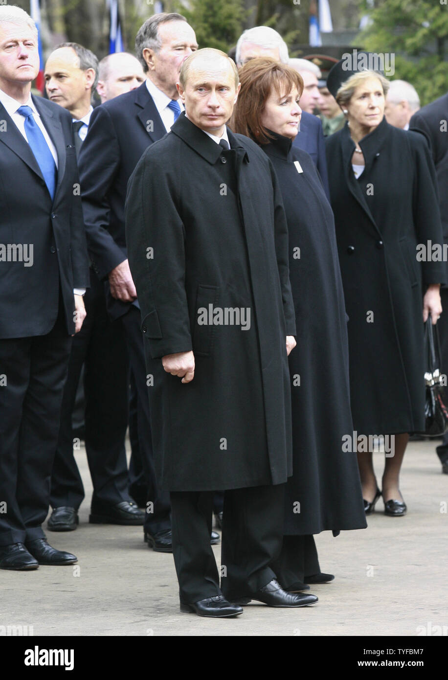 Le président russe Vladimir Poutine (C) avec son épouse Ludmila, l'ex-Présidents Bill Clinton (L) et George H. W. Bush ainsi que des dignitaires et membres de la famille de Boris Eltsine, assister aux funérailles du premier président russe au cimetière Novodievitchi à Moscou le 25 avril 2007. (Photo d'UPI/Anatoli Zhdanov) Banque D'Images