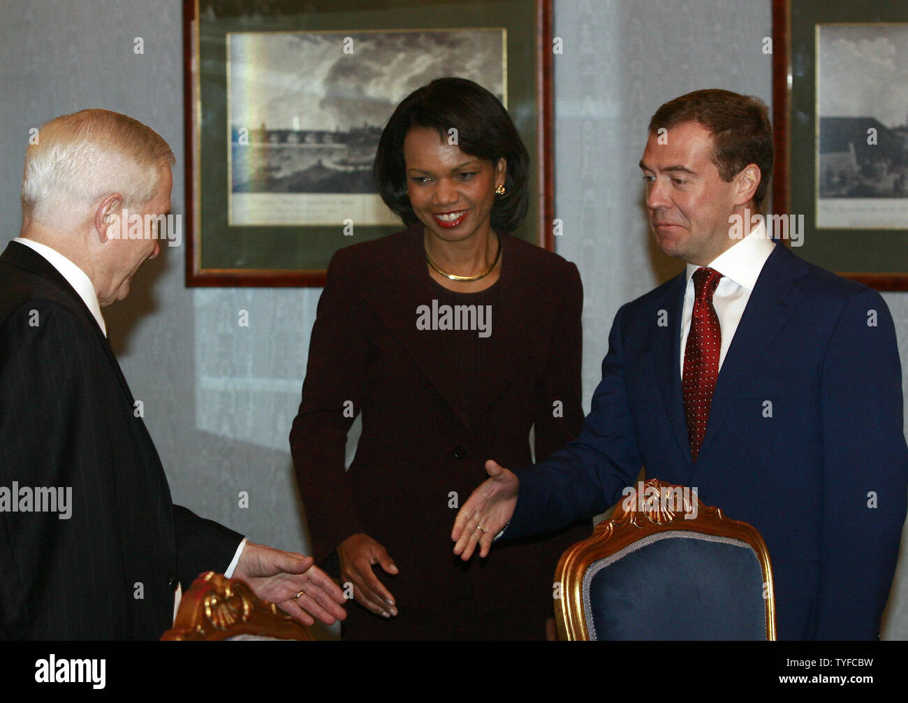 Le président russe Dmitri Medvedev élu (R) accueille le secrétaire d'État américaine Condoleezza Rice et le secrétaire à la défense, Robert Gates (L) dans le Kremlin à Moscou le 17 mars 2008. La Russie a frappé une note optimiste lundi sur l'apaisement des tensions avec les États-Unis que le président Poutine a examiné une lettre du Président américain George W. Bush avec des fonctionnaires américains de haut dans le Kremlin. (Photo d'UPI/Anatoli Zhdanov) Banque D'Images