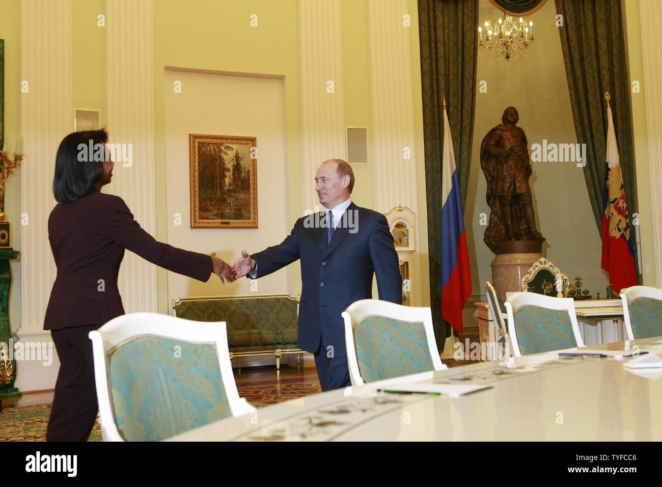 Le président russe Vladimir Poutine (R) rencontre avec le secrétaire d'État Condoleezza Rice dans le Kremlin à Moscou le 17 mars 2008. La Russie a frappé une note optimiste lundi sur l'apaisement des tensions avec les États-Unis que le président Poutine a examiné une lettre du Président américain George W. Bush avec des fonctionnaires américains de haut dans le Kremlin. (Photo d'UPI/Anatoli Zhdanov) Banque D'Images