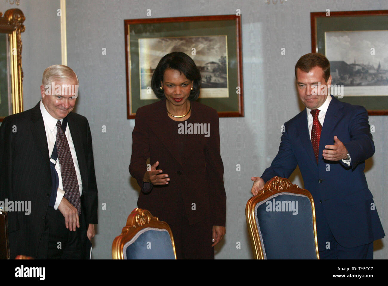 Le président russe Dmitri Medvedev élu (R) rencontre avec la secrétaire d'État américaine Condoleezza Rice et le secrétaire à la défense, Robert Gates (L) dans le Kremlin à Moscou le 17 mars 2008. La Russie a frappé une note optimiste lundi sur l'apaisement des tensions avec les États-Unis que le président Poutine a examiné une lettre du Président américain George W. Bush avec des fonctionnaires américains de haut dans le Kremlin. (Photo d'UPI/Anatoli Zhdanov) Banque D'Images