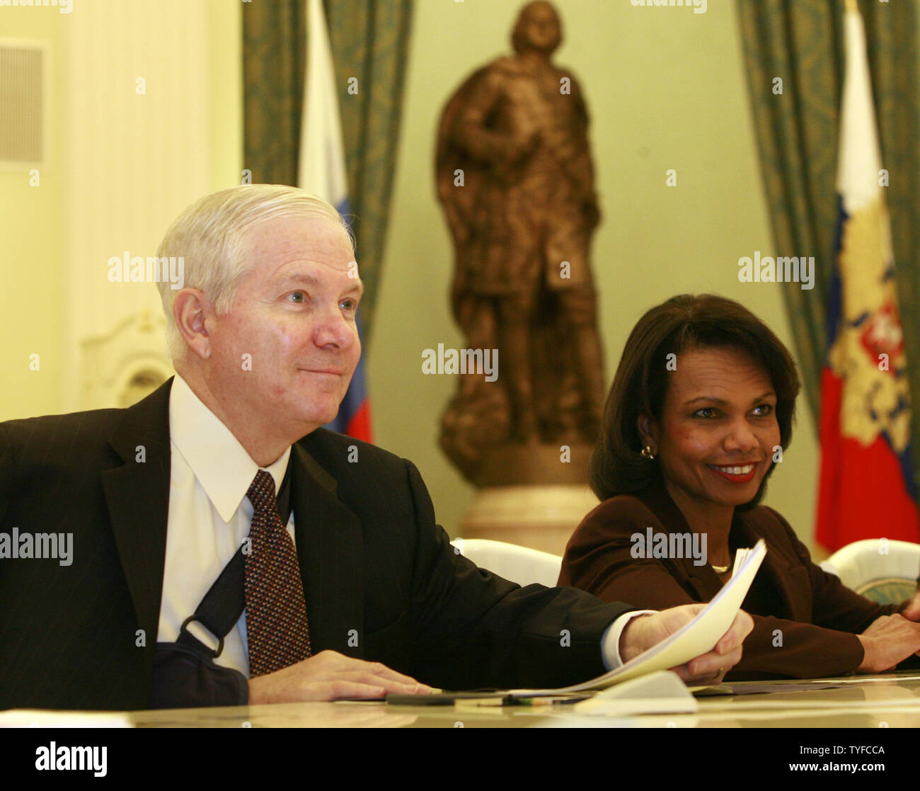 Secrétaire d'État américaine Condoleezza Rice (R) et le secrétaire à la Défense Robert Gates et rencontre avec le président russe Vladimir Poutine au Kremlin à Moscou le 17 mars 2008. La Russie a frappé une note optimiste lundi sur l'apaisement des tensions avec les États-Unis que le président Poutine a examiné une lettre du Président américain George W. Bush avec des fonctionnaires américains de haut dans le Kremlin. (Photo d'UPI/Anatoli Zhdanov) Banque D'Images