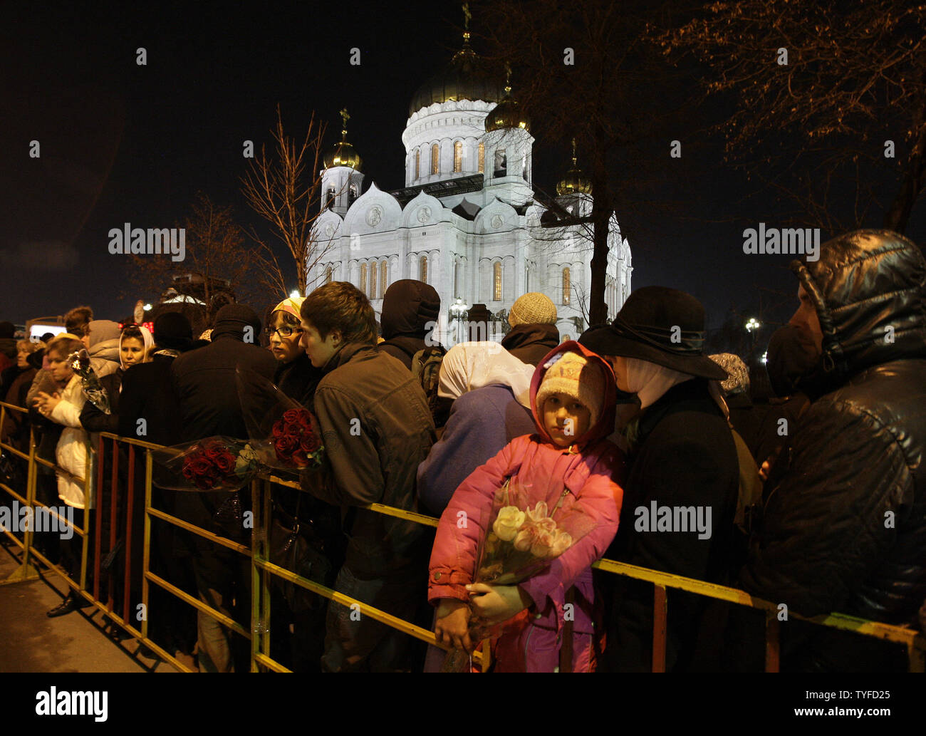 Les intervenants à l'extérieur de la cathédrale du Christ-Sauveur en attente de payer pour le cercueil de feu le Patriarche Alexis II à Moscou le 6 décembre 2008. Le Patriarche Alexis II, qui a dirigé l'Eglise orthodoxe russe depuis 1990 post-soviétique lors d'un renouveau de la foi, est décédé à l'âge de 79 ans le 5 décembre. (Photo d'UPI/Anatoli Zhdanov) Banque D'Images