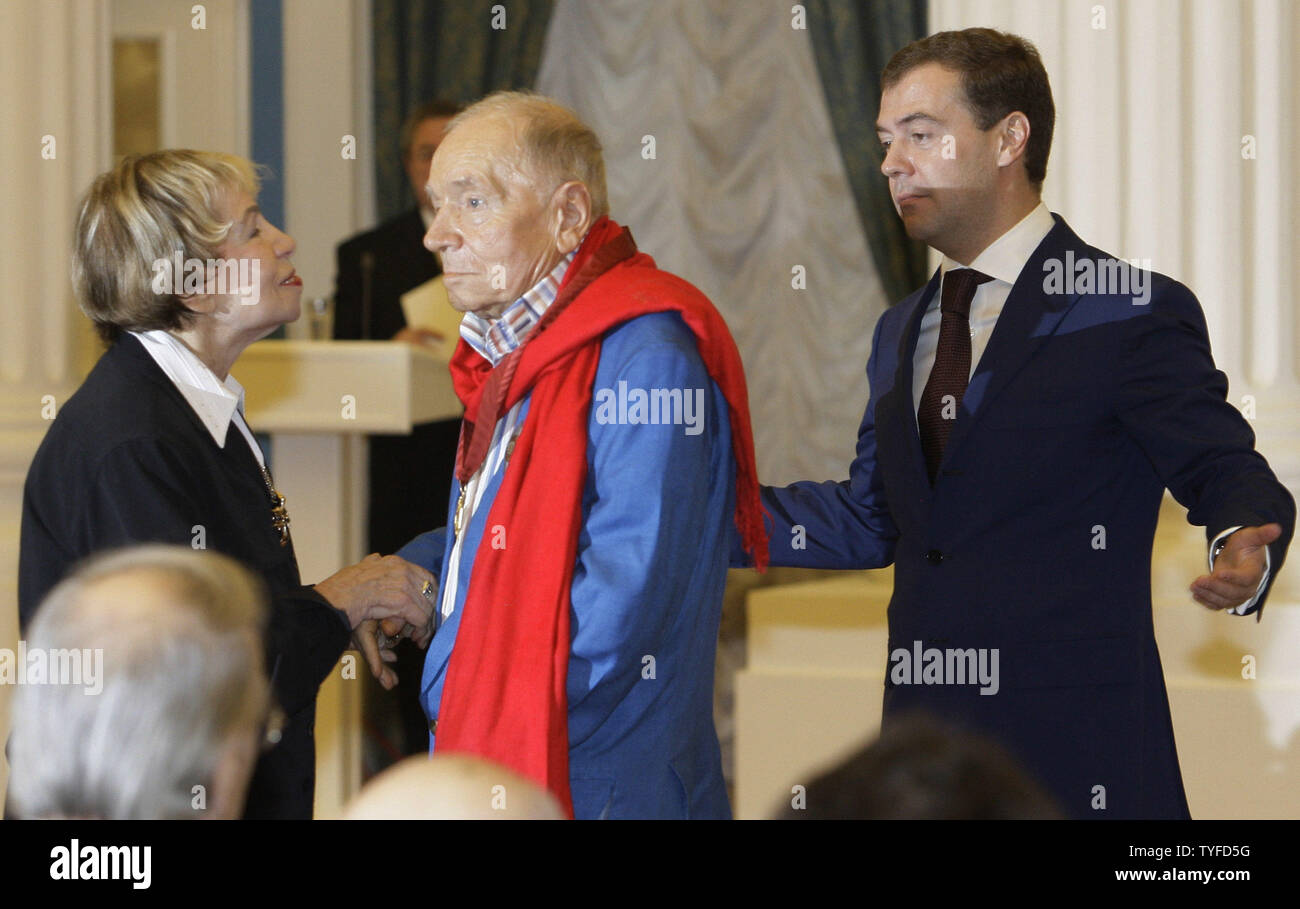 Le président russe Dmitri Medvedev (R) réagit après avoir présenté un prix au poète Andrei Vosnesensky (C) au cours d'une cérémonie de remise des prix de l'état dans le Kremlin à Moscou le 23 décembre 2008. (Photo d'UPI/Anatoli Zhdanov) Banque D'Images