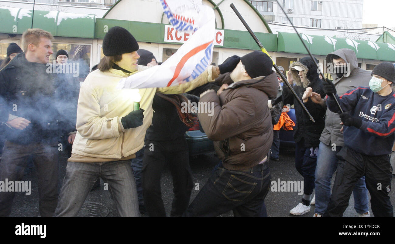 Les partisans pro-gouvernementaux (R) de l'opposition attaque les manifestants pendant leur protestation contre les politiques du gouvernement russe à Moscou le 31 janvier 2009. Fédération des forces de sécurité ont arrêté de nombreux militants comme les autorités ont rompu avec force manifestations contre le Premier Ministre Vladimir Poutine. (Photo d'UPI/Anatoli Zhdanov) Banque D'Images