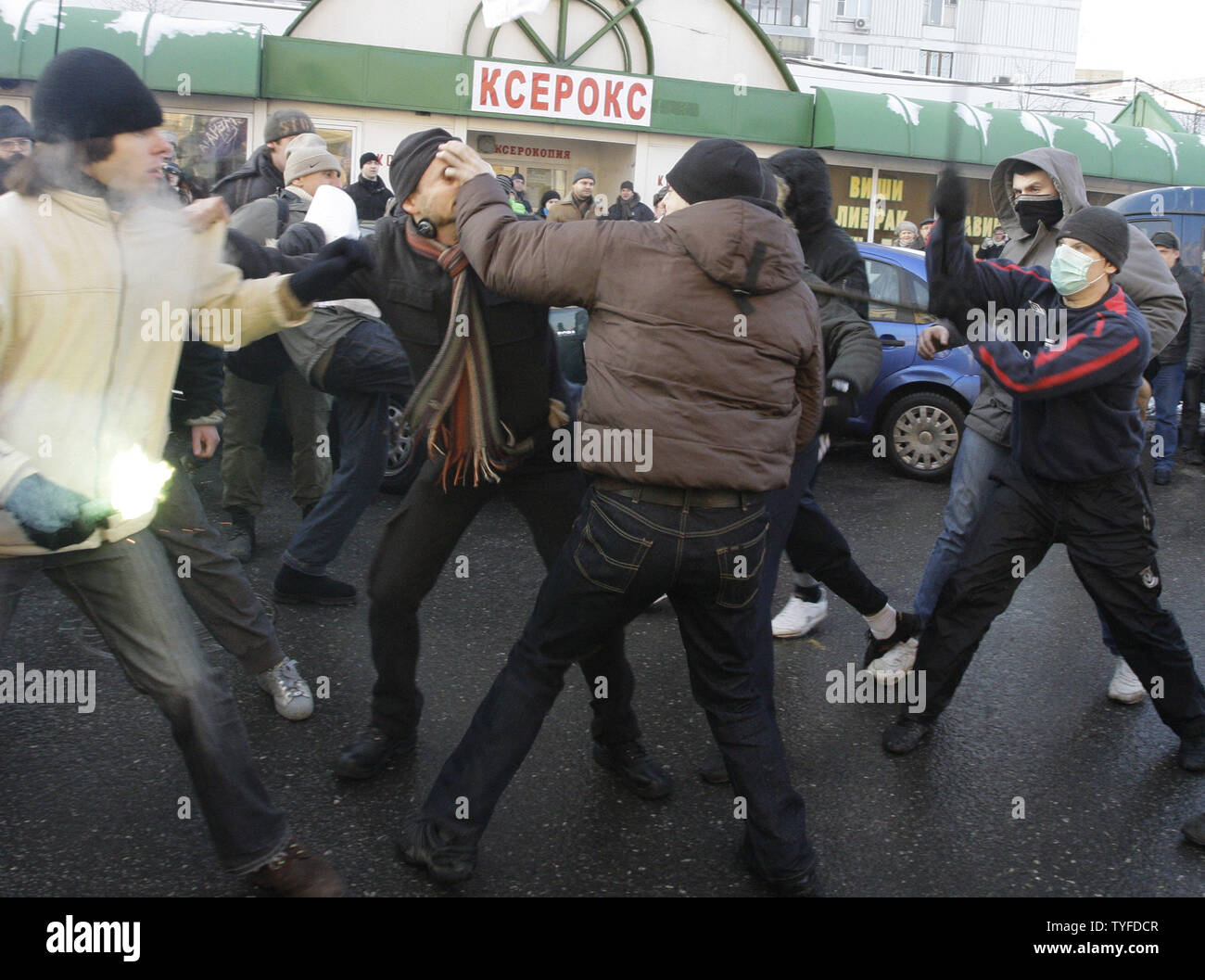 Les partisans pro-gouvernementaux (R) de l'opposition attaque les manifestants pendant leur protestation contre les politiques du gouvernement russe à Moscou le 31 janvier 2009..Fédération des forces de sécurité ont arrêté de nombreux militants comme les autorités ont rompu avec force manifestations contre le Premier Ministre Vladimir Poutine. (Photo d'UPI/Anatoli Zhdanov) Banque D'Images