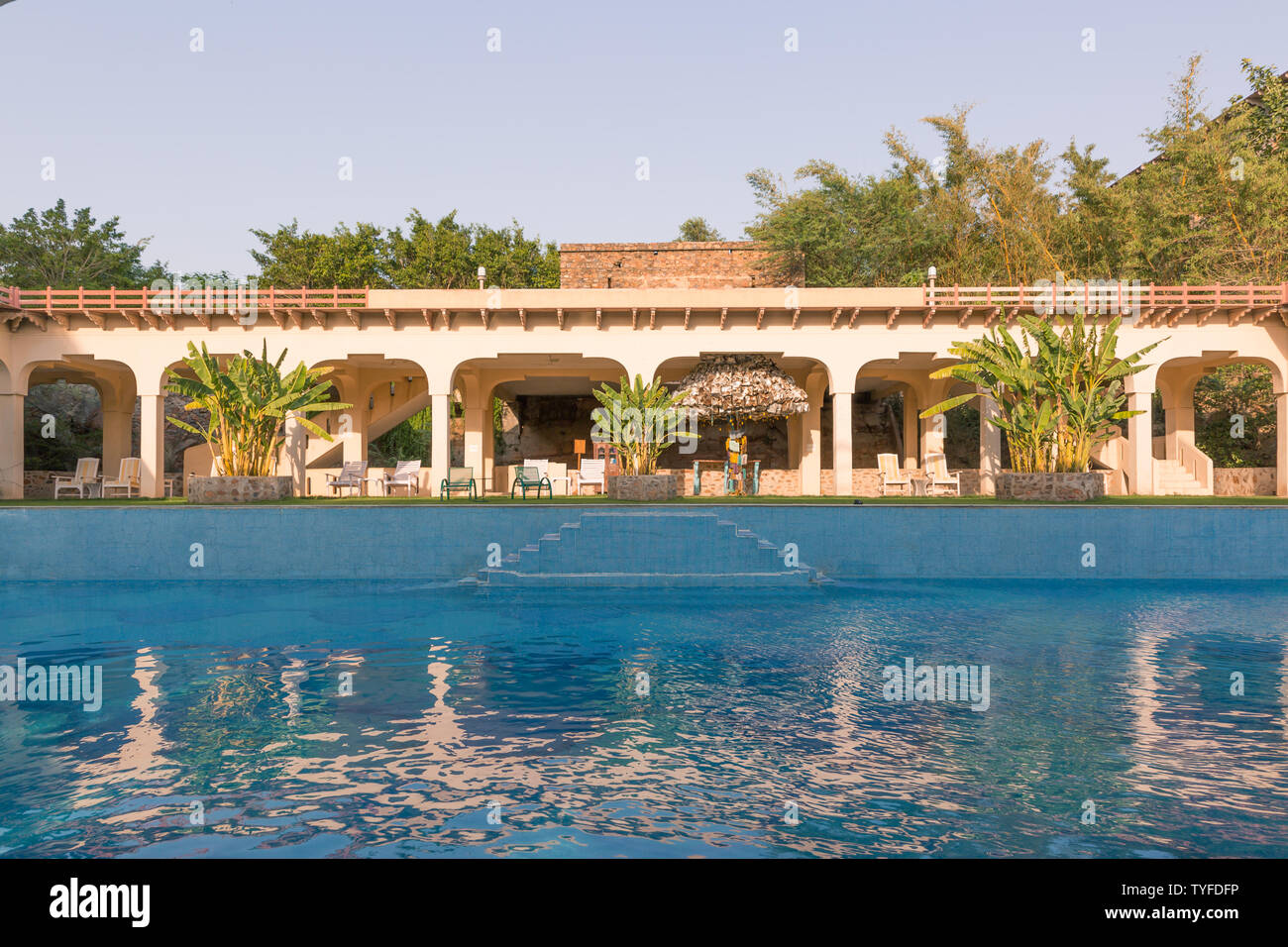 Piscine vue à Tijara Fort Palace dans Alwar Rajasthan Inde Tijara Banque D'Images