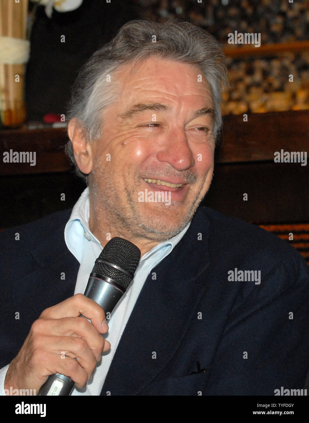 L'acteur américain Robert De Niro sourit lors d'une conférence de presse à propos de l'ouverture de nouveaux restaurant Nobu à Moscou le 9 avril 2009. De Niro est co-propriétaire de la réseau, ainsi que le restaurant Nobu Nobu Matsuhisa restaurateur japonais et producteur d'Hollywood Meir Teper. (Photo d'UPI/Alex Volgin) Banque D'Images