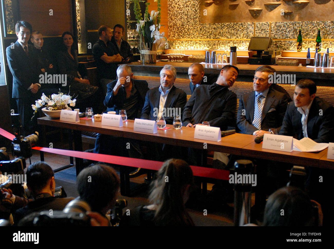 L'acteur américain Robert De Niro (C) prend la parole lors d'une conférence de presse à propos de l'ouverture de nouveaux restaurant Nobu à Moscou le 9 avril 2009. De Niro est co-propriétaire de la réseau, ainsi que le restaurant Nobu Nobu Matsuhisa restaurateur japonais et producteur d'Hollywood Meir Teper. (Photo d'UPI/Alex Volgin) Banque D'Images