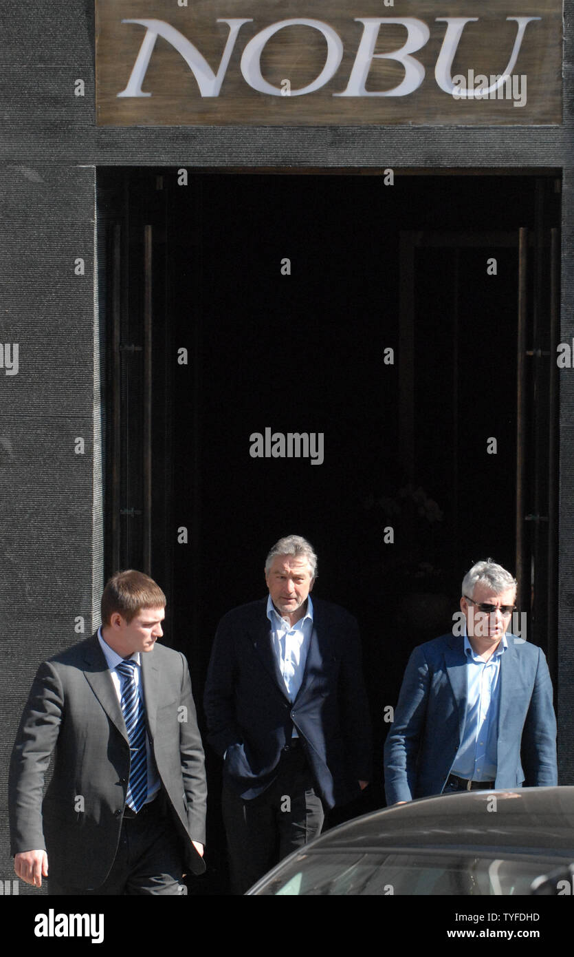 L'acteur américain Robert De Niro (C) quitte après une conférence de presse à propos de l'ouverture de nouveaux restaurant Nobu à Moscou le 9 avril 2009. De Niro est co-propriétaire de la réseau, ainsi que le restaurant Nobu Nobu Matsuhisa restaurateur japonais et producteur d'Hollywood Meir Teper. (Photo d'UPI/Alex Volgin) Banque D'Images