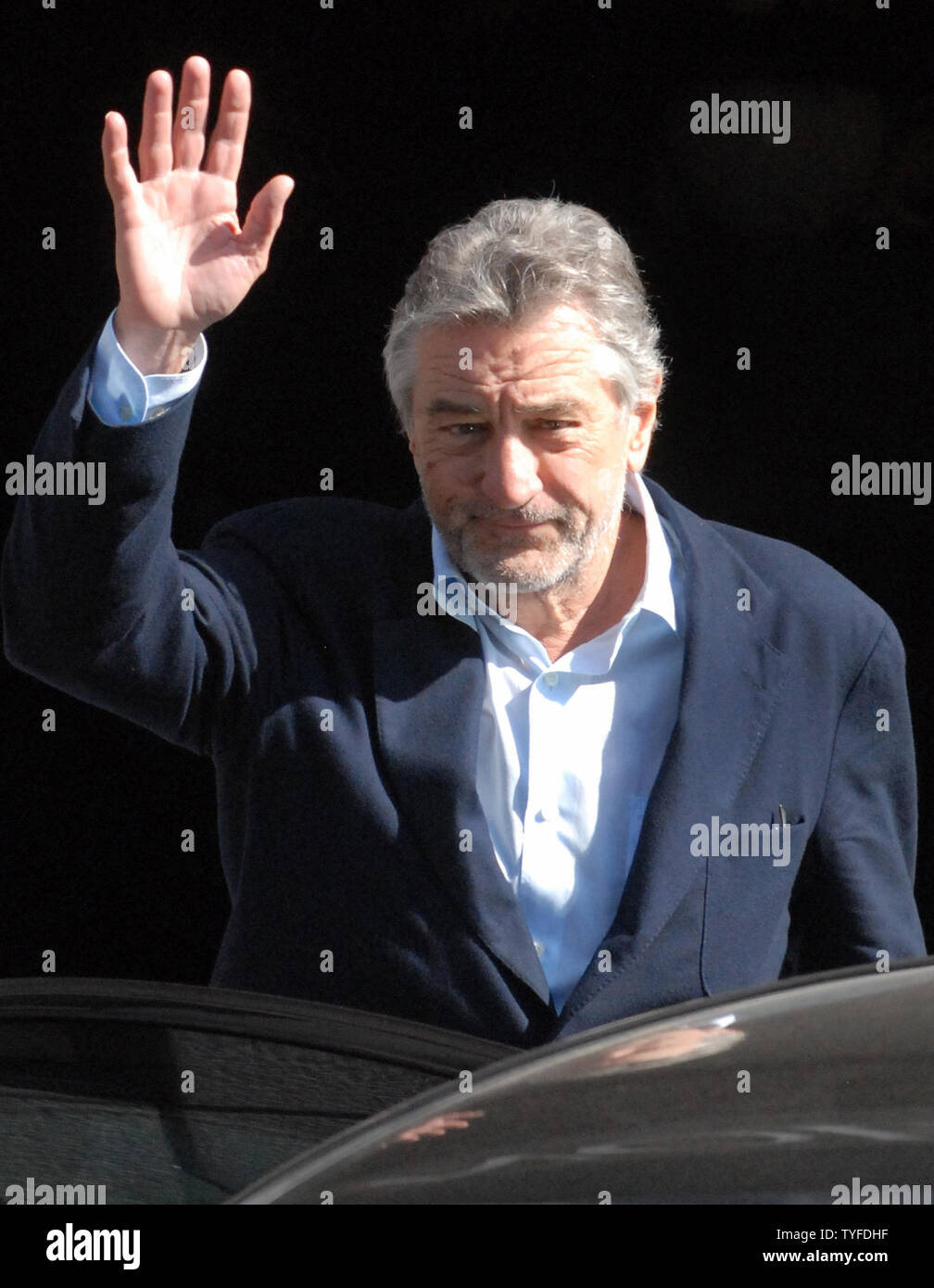 L'acteur américain Robert De Niro quitte après une conférence de presse à propos de l'ouverture de nouveaux restaurant Nobu à Moscou le 9 avril 2009. De Niro est co-propriétaire de la réseau, ainsi que le restaurant Nobu Nobu Matsuhisa restaurateur japonais et producteur d'Hollywood Meir Teper. (Photo d'UPI/Alex Volgin) Banque D'Images