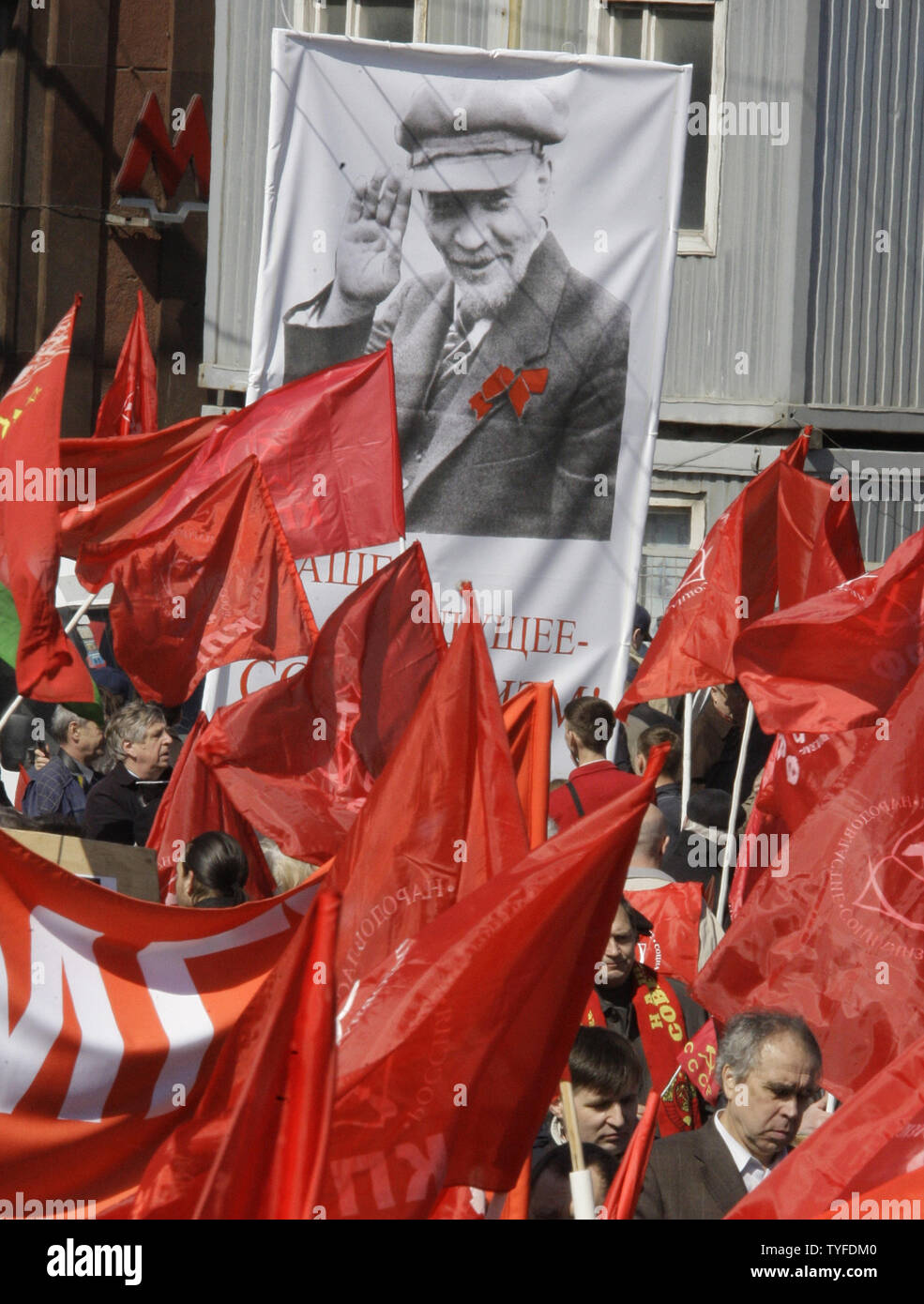 Des milliers de partisans communistes portent les drapeaux rouges et un portrait de Vladimir Lénine pendant un rassemblement traditionnel pour marquer la Journée mai à Moscou le 1 mai 2009. (Photo d'UPI/Anatoli Zhdanov) Banque D'Images