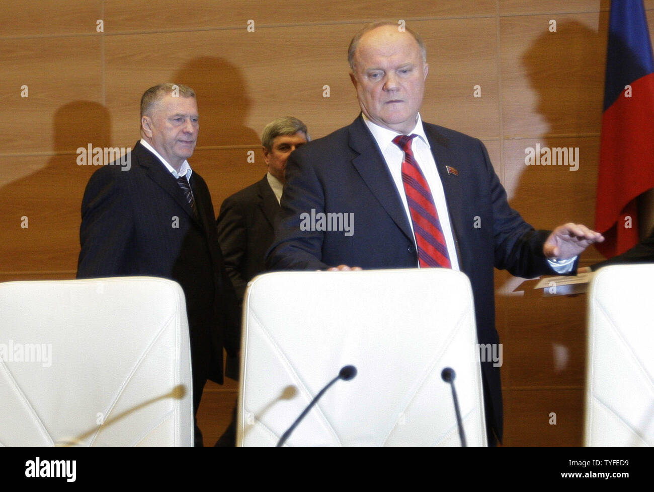 Le chef du Parti communiste russe Guennadi Ziouganov (R) et nationaliste Parti libéral-démocrate (LDPR) chef Vladimir Zhirinovsky (L) arriver à une conférence de presse conjointe à la Douma d'état de la chambre basse du parlement russe à Moscou le 14 octobre 2009. Les deux dirigeants de protestation contre les résultats officiels du scrutin du 11 octobre dans 75 provinces russes. UPI/Anatoli Zhdanov Banque D'Images