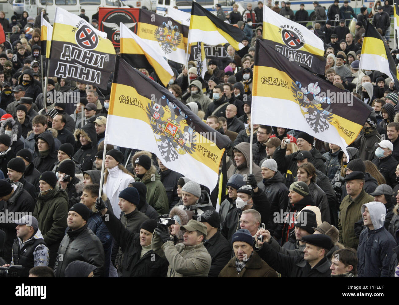 Les nationalistes russes portent ultra drapeaux historiques de l'empire russe pendant un rassemblement pour marquer la Journée de l'unité nationale à Moscou le 4 novembre 2009. UPI/Anatoli Zhdanov Banque D'Images