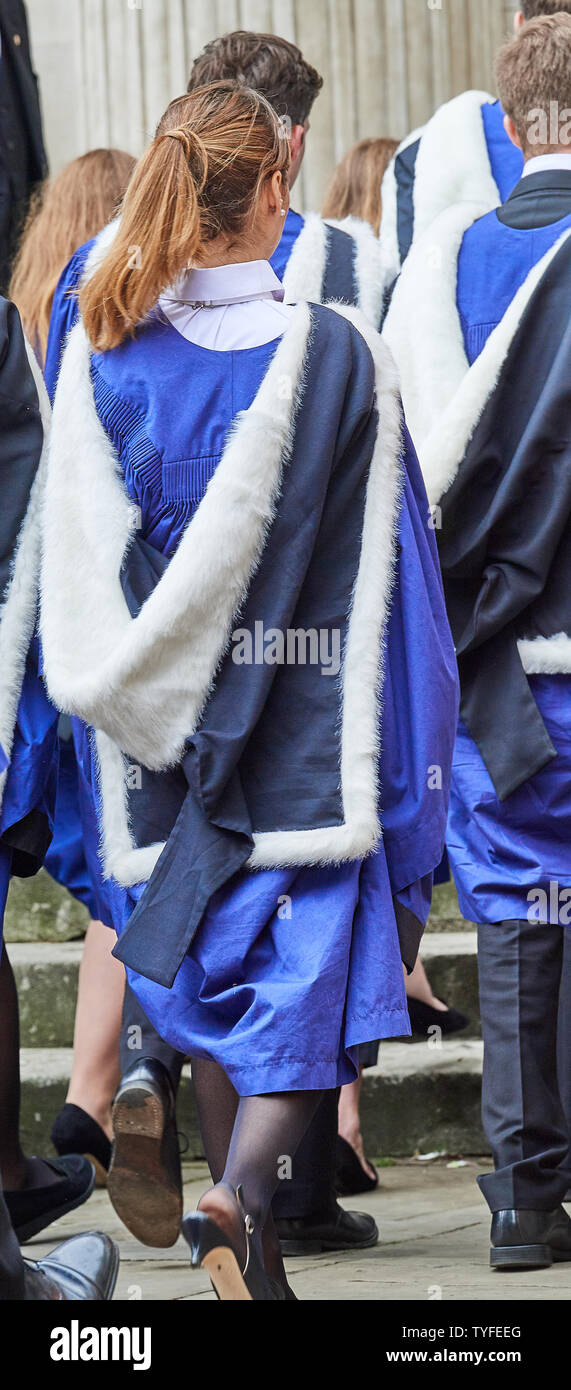 Les étudiants du collège Graduand Trinty (université de Cambridge, Angleterre), vêtus de leurs robes académiques, fichier dans Sénat Chambre pour leur degré cérémonie de remise des diplômes le 26 juin 2019. Banque D'Images