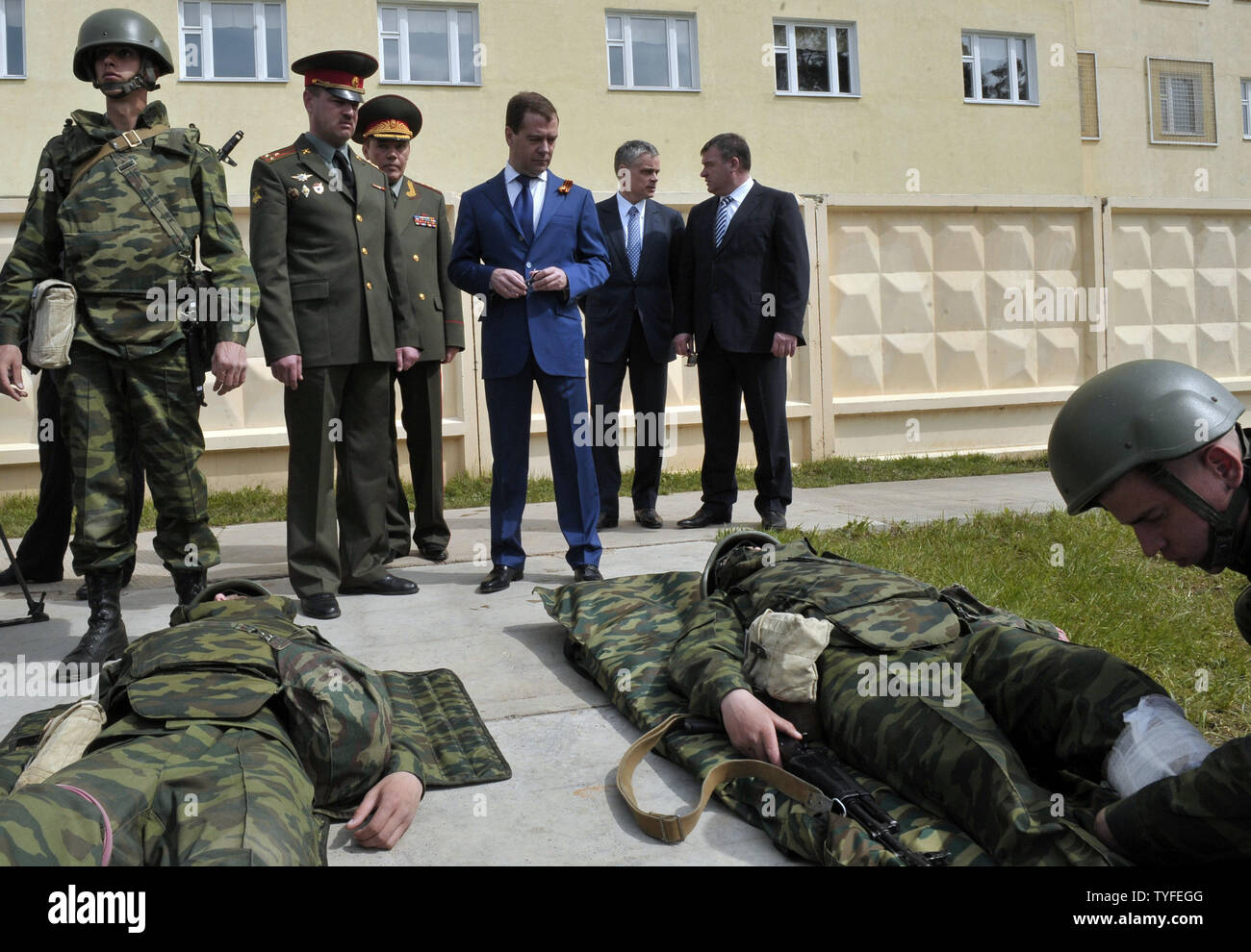 Le président russe Dmitri Medvedev (C) et le ministre de la Défense, Anatoly Serdyukov (R) visite de la 10e brigade de Taman en dehors de Moscou le 5 mai 2010. UPI/Alex Volgin Banque D'Images