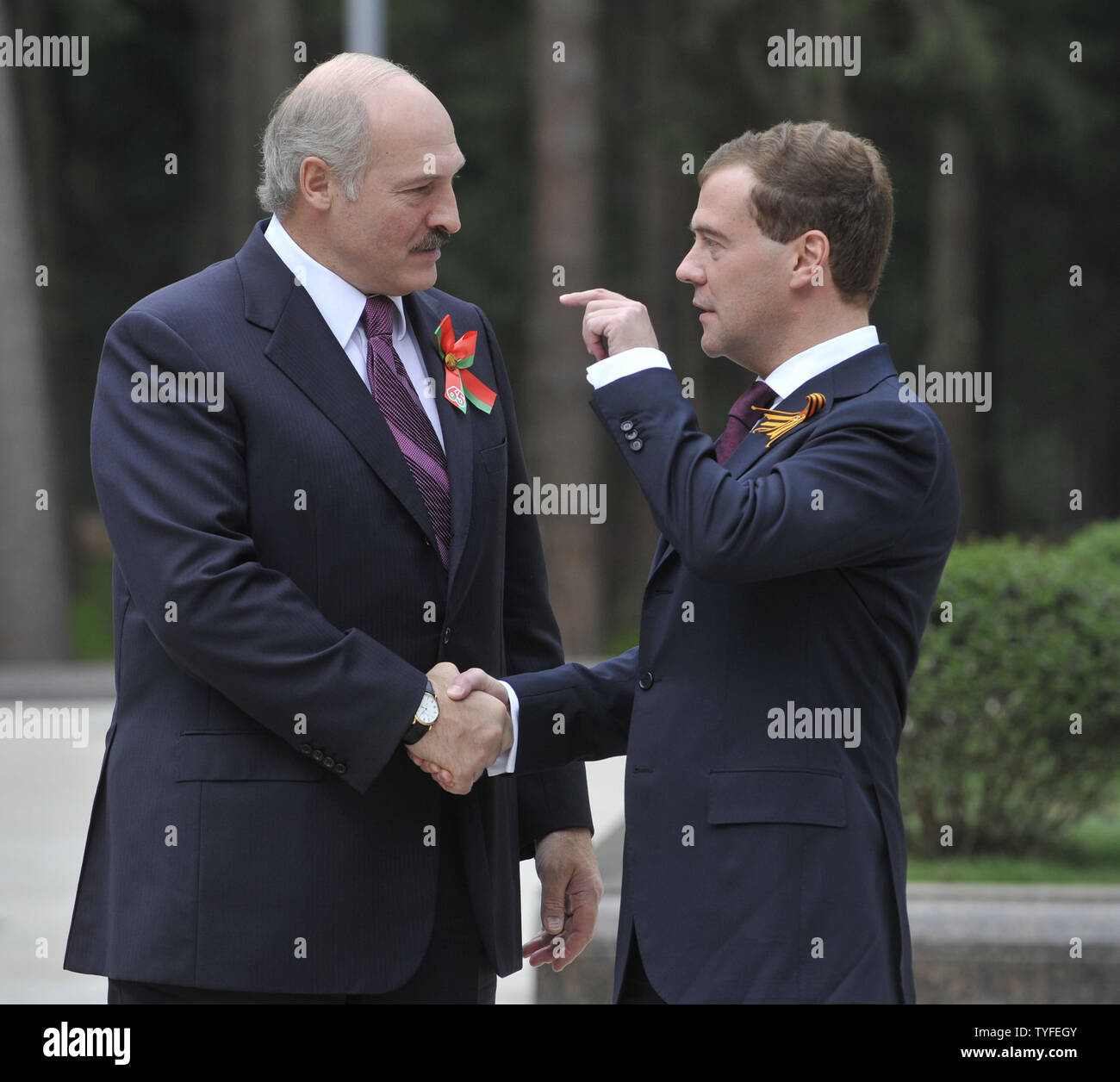 Le président russe Dmitri Medvedev (R) accueille son homologue biélorusse Alexandre Loukachenko avant un sommet informel de l'Organisation du Traité de sécurité collective les États membres à la résidence en dehors de Gorki Moscou le 8 mai 2010. (Photo d'UPI/Alex Volgin) Banque D'Images